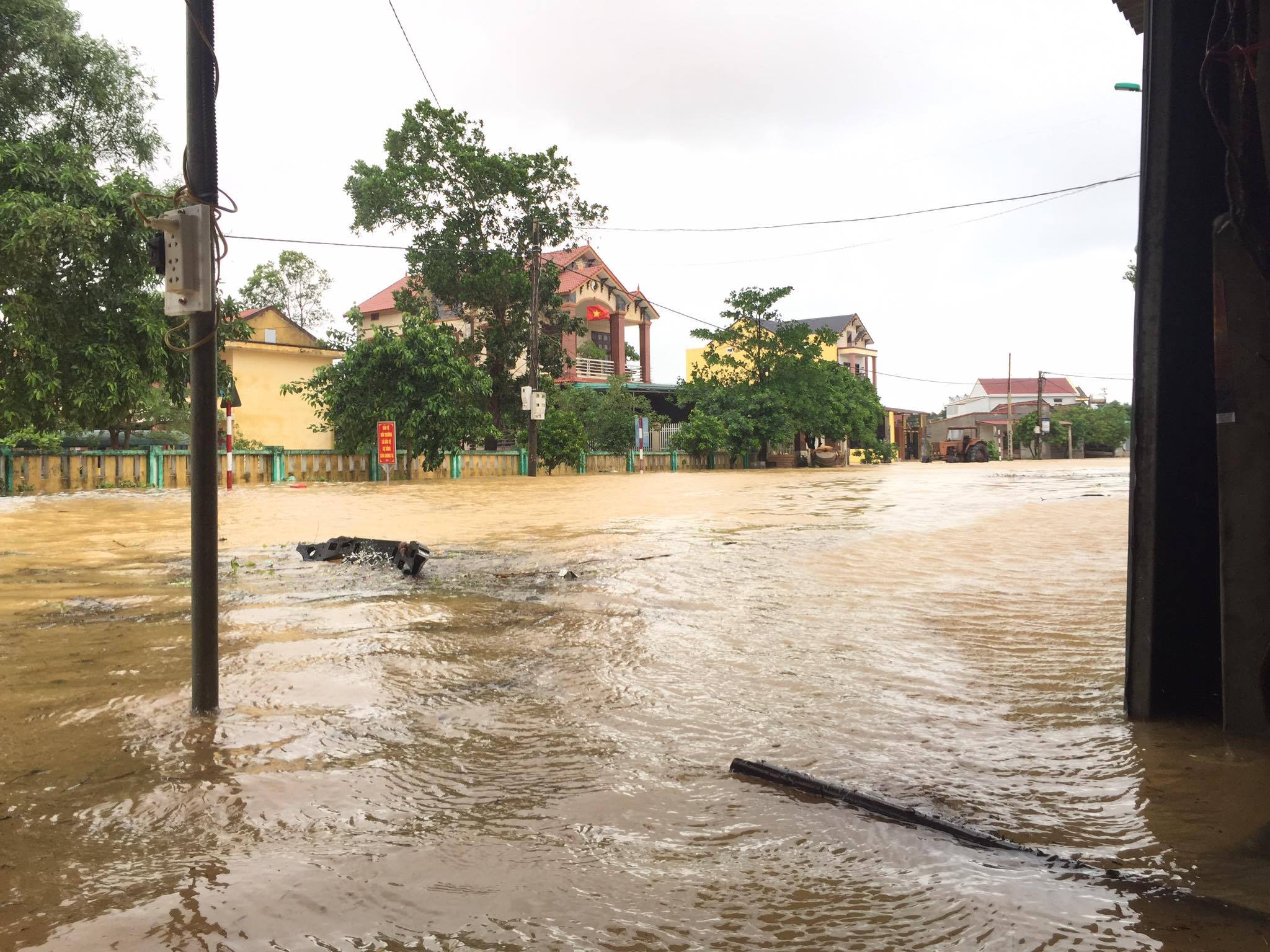 Tin nhanh - Hơn 12 nghìn ngôi nhà bị ngập trong nước, một người bị lũ cuốn (Hình 2).