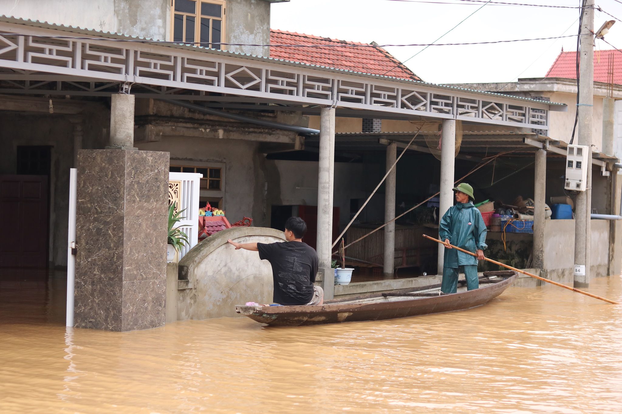 Tin nhanh - Hơn 12 nghìn ngôi nhà bị ngập trong nước, một người bị lũ cuốn (Hình 5).