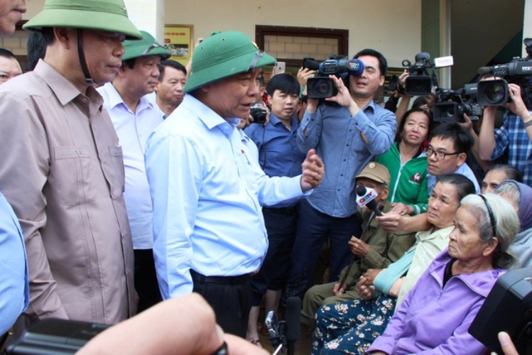 Tin nhanh - Thủ tướng đến vùng lũ thăm hỏi, tặng quà cho người dân Quảng Bình  (Hình 3).