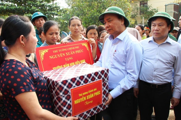 Tin nhanh - Thủ tướng đến vùng lũ thăm hỏi, tặng quà cho người dân Quảng Bình  (Hình 2).