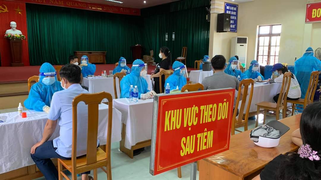 Dân sinh - Quảng Bình: Nữ giáo viên tiêm cùng lúc 2 mũi vắc-xin Covid-19 cách nhau chưa đến 10 phút