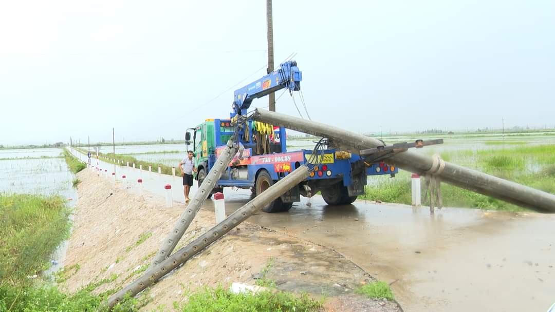 Dân sinh - Hiện trường vụ tai nạn khiến 3 người trên xe cấp cứu bị thương (Hình 3).