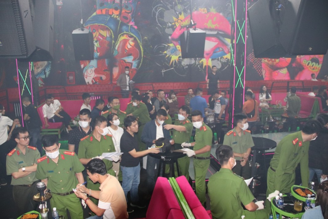 An ninh - Hình sự - Công an phá án, lộ bí mật bên trong quán bar nổi tiếng ở Quảng Bình (Hình 2).