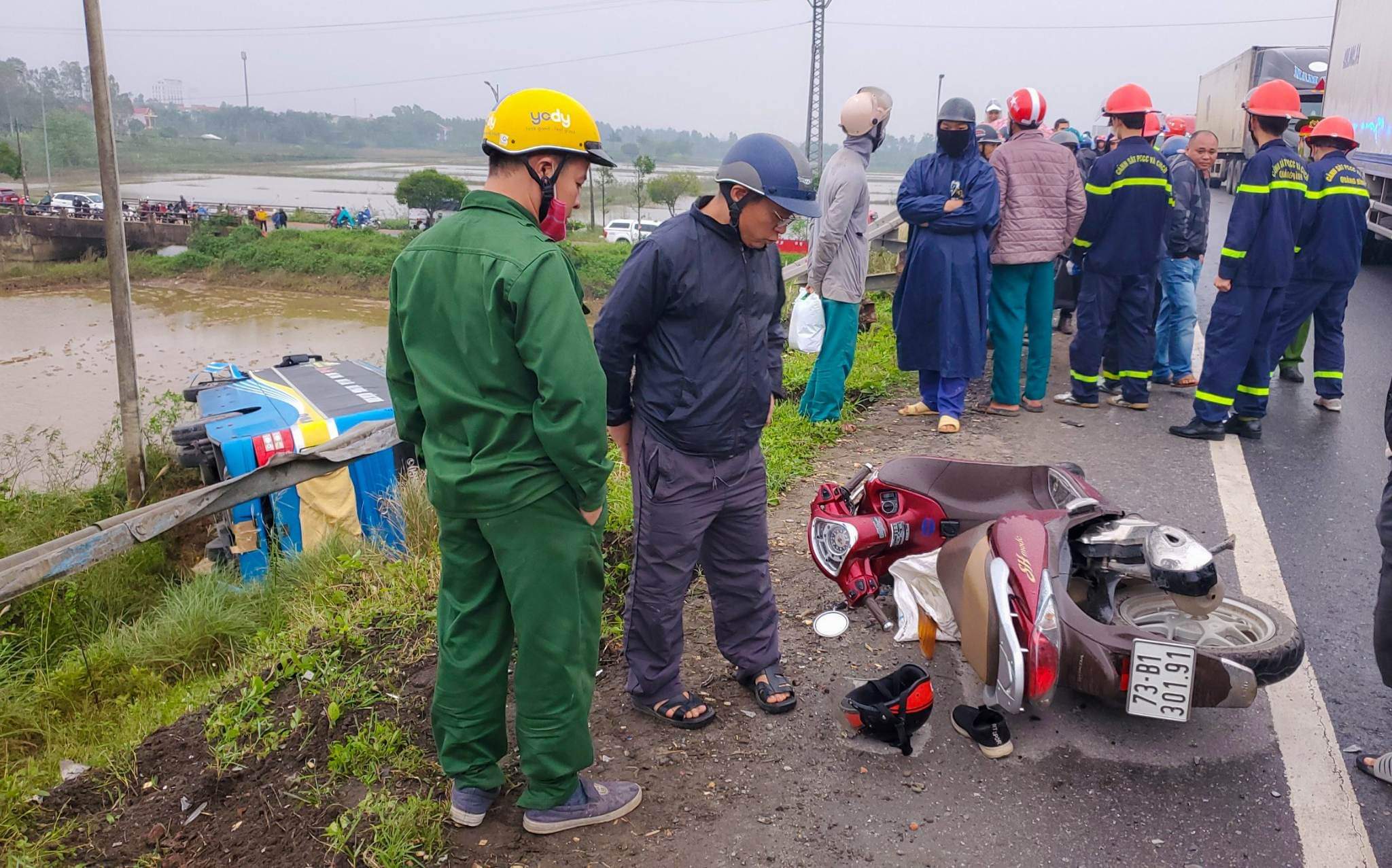 Dân sinh - Xe khách lật xuống ruộng sau khi đâm ô tô 7 chỗ và xe máy (Hình 4).