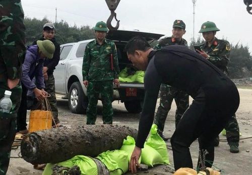 Dân sinh - Ngư dân kéo lưới, phát hiện bom 'khủng' dưới biển