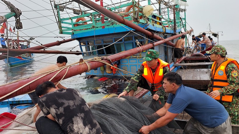 Dân sinh - Sáu ngư dân may mắn được cứu sống, đưa vào bờ an toàn