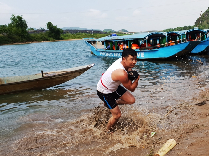 Văn hoá - Độc nhất vô nhị cuộc thi bắt cá trắm trên sông và 'hoa hậu cá' (Hình 4).