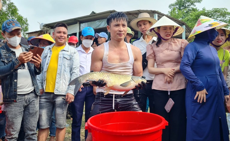 Văn hoá - Độc nhất vô nhị cuộc thi bắt cá trắm trên sông và 'hoa hậu cá' (Hình 5).