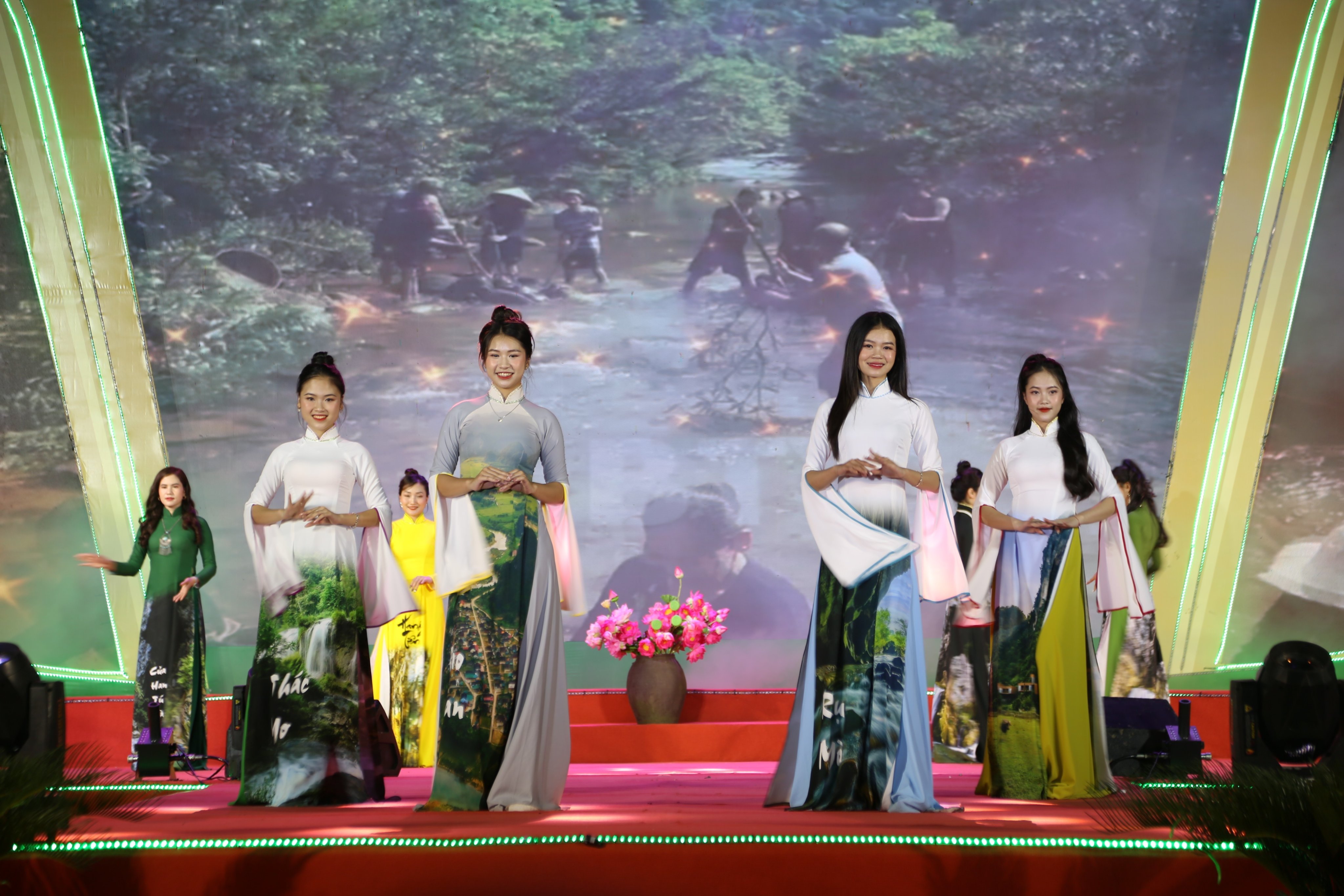 Văn hoá - Hơn 500 phụ nữ trình diễn áo dài giữa lòng di sản Phong Nha - Kẻ Bàng (Hình 4).