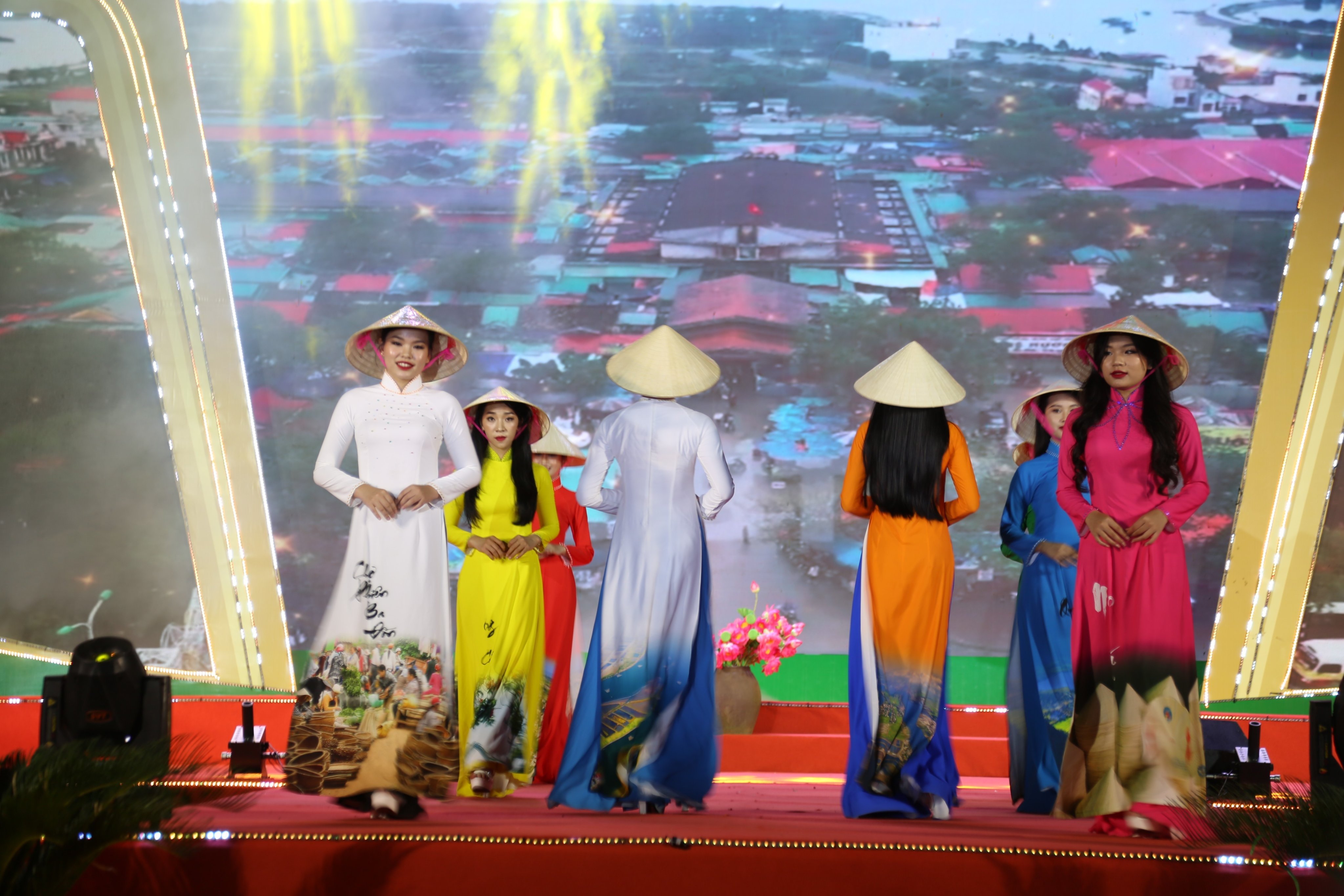Văn hoá - Hơn 500 phụ nữ trình diễn áo dài giữa lòng di sản Phong Nha - Kẻ Bàng (Hình 3).
