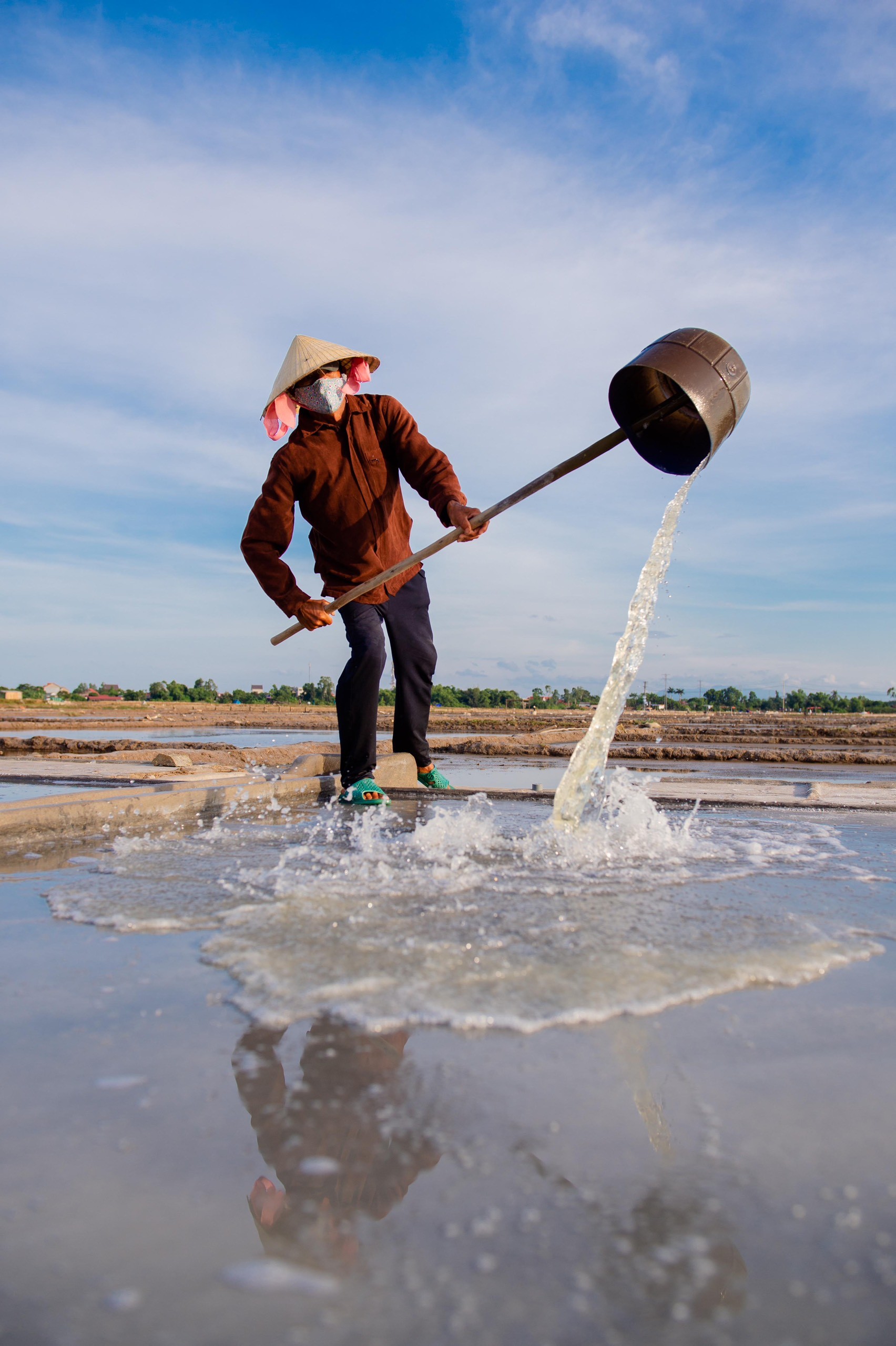 Dân sinh - Ảnh: Dưới cánh đồng 'trắng', trời càng nắng diêm dân càng phấn khởi (Hình 3).