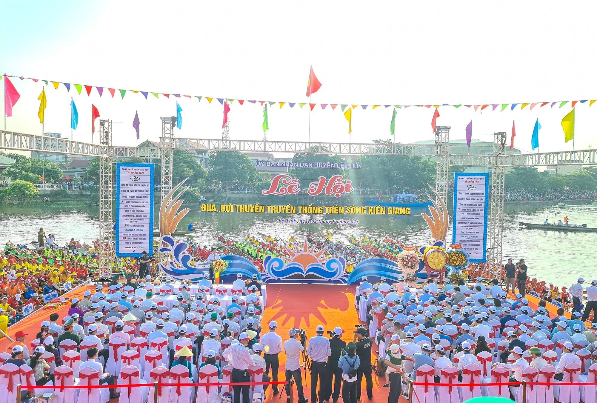 Dân sinh - Quảng Bình: Sôi động lễ hội đua thuyền mừng Tết Độc lập  (Hình 3).