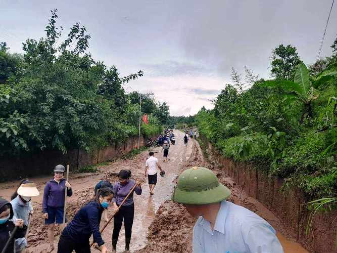 Giáo dục - Đường ngập sâu trong bùn, thầy hiệu trưởng cõng học sinh đến trường (Hình 4).