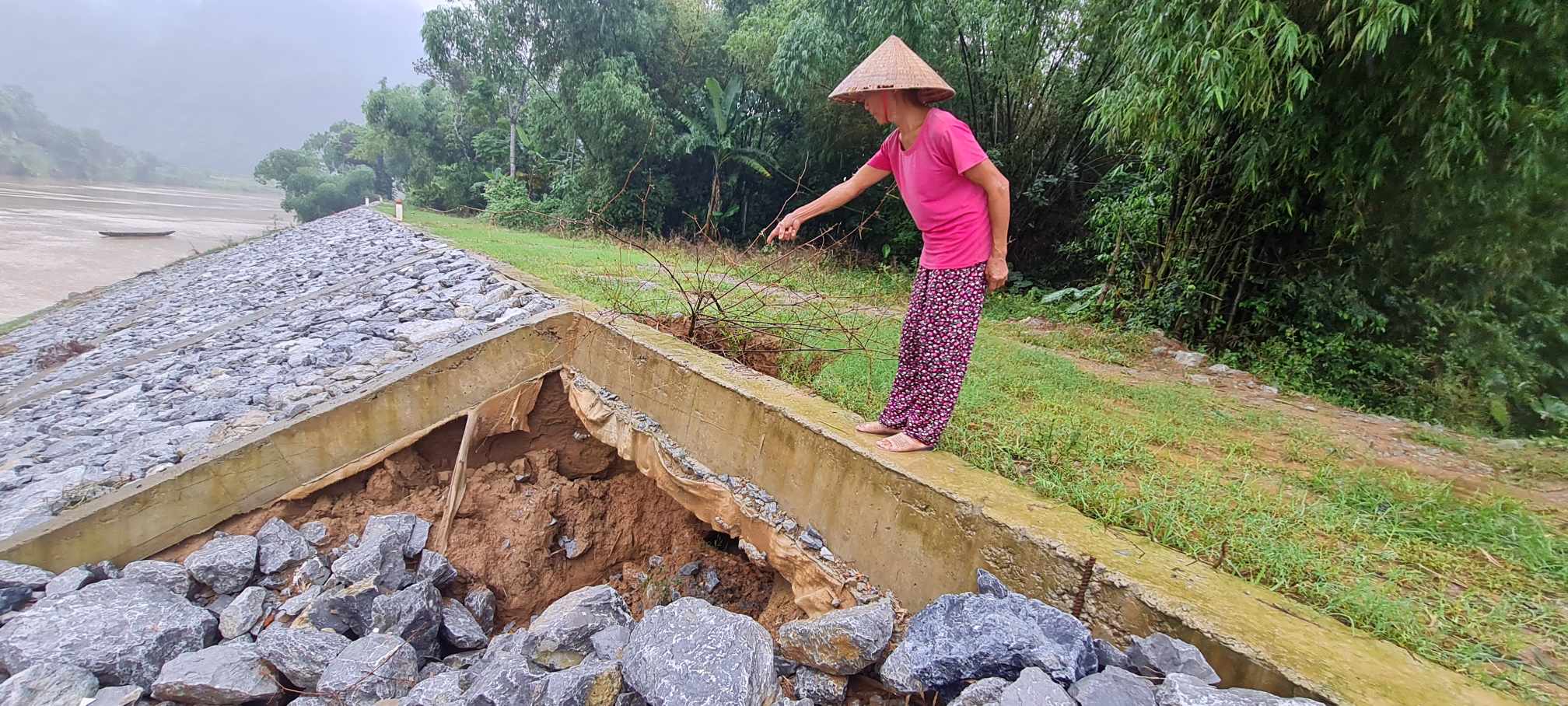 Dân sinh - Dân lo lắng vì tuyến kè 73 tỷ thi công dang dở bị sạt lở nghiêm trọng  (Hình 3).