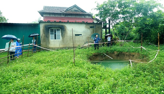 Dân sinh - Sau đợt mưa lớn, vườn nhà bỗng xuất hiện 'hố tử thần'