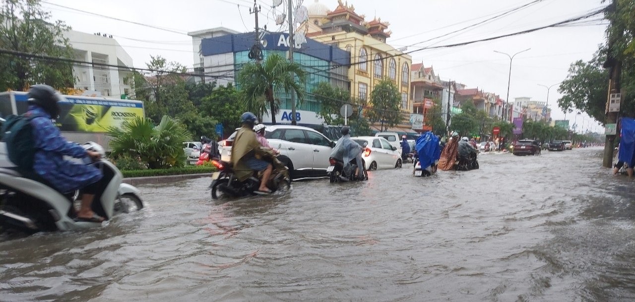 Dân sinh - Ảnh: Quảng Bình mưa xối xả, nhiều tuyến đường ngập sâu