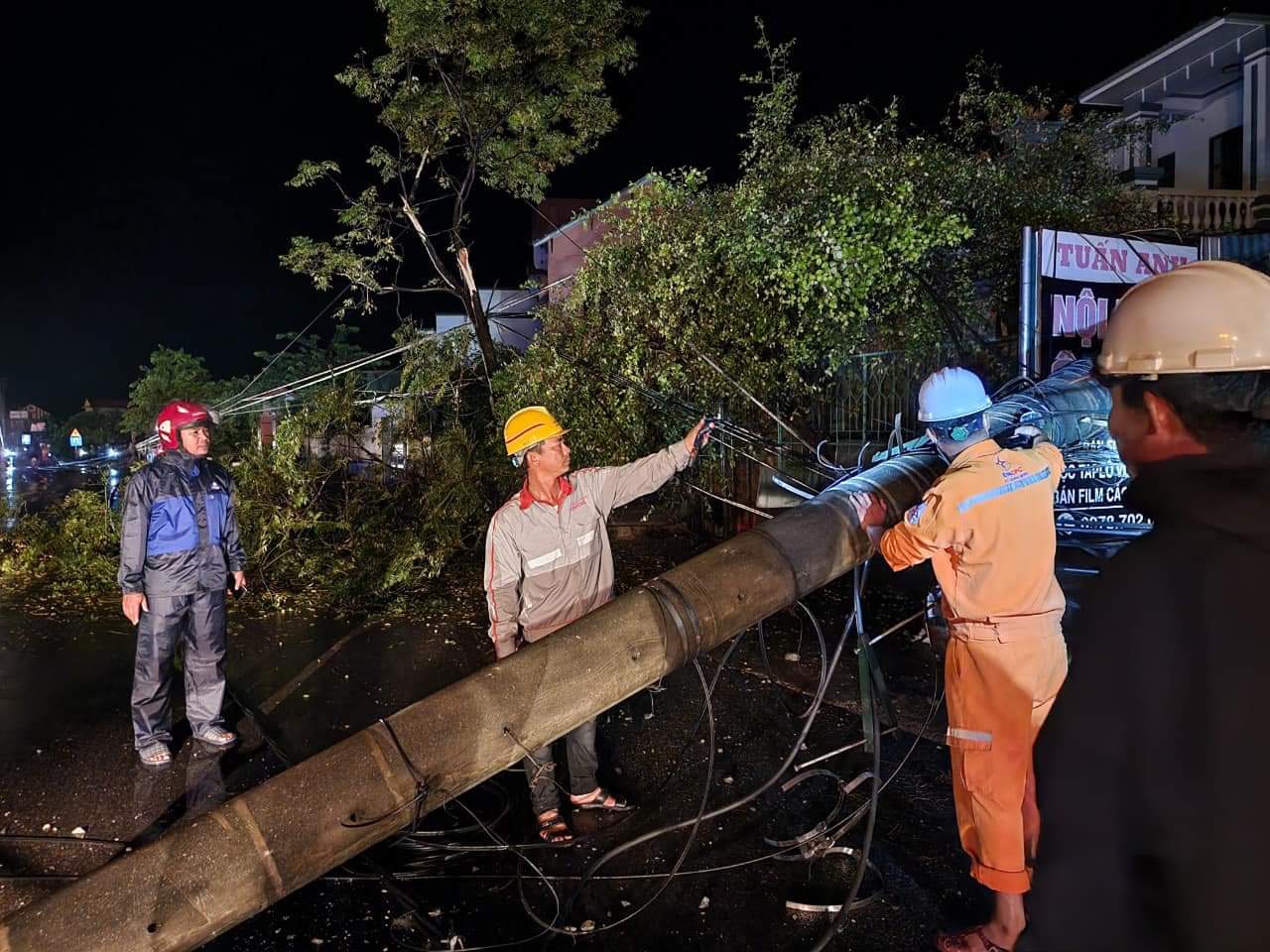 Dân sinh - Xe cứu thương đâm cột điện bẹp dúm đầu, hàng nghìn người dân mất điện (Hình 2).