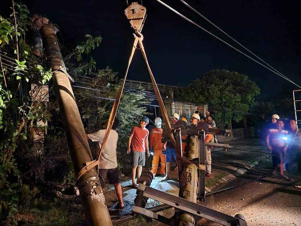 Dân sinh - Xe cứu thương đâm cột điện bẹp dúm đầu, hàng nghìn người dân mất điện (Hình 3).