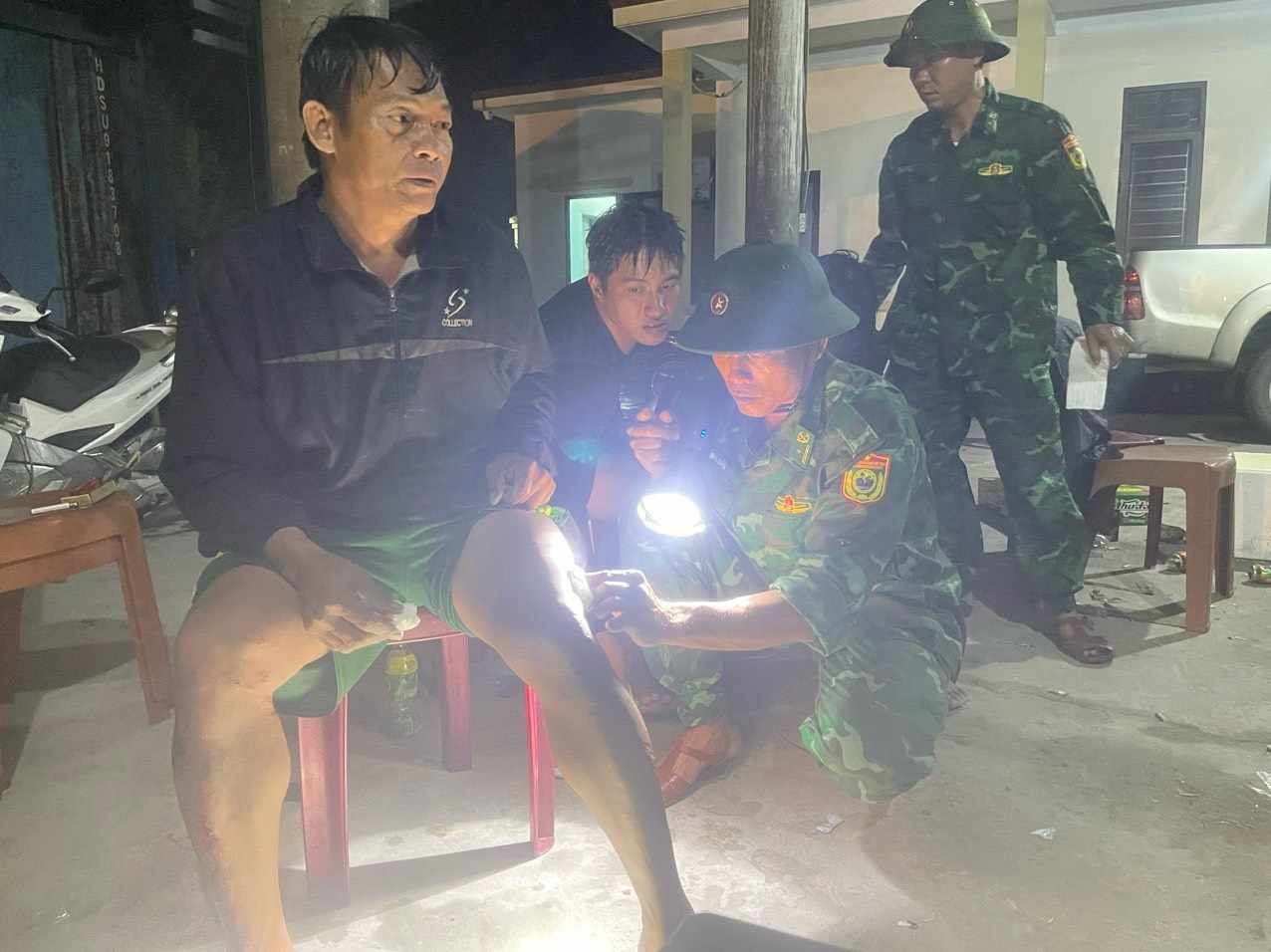 Dân sinh - Biên phòng Quảng Bình cứu thành công 3 ngư dân chìm tàu trên biển