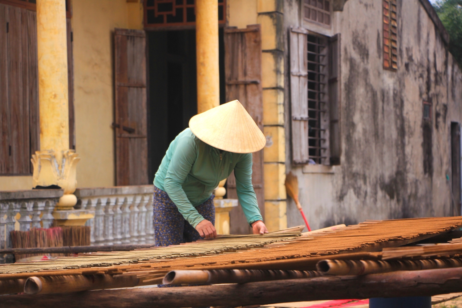 Tiêu dùng & Dư luận - Làng hương trầm hàng trăm năm tuổi hối hả vào vụ Tết (Hình 10).