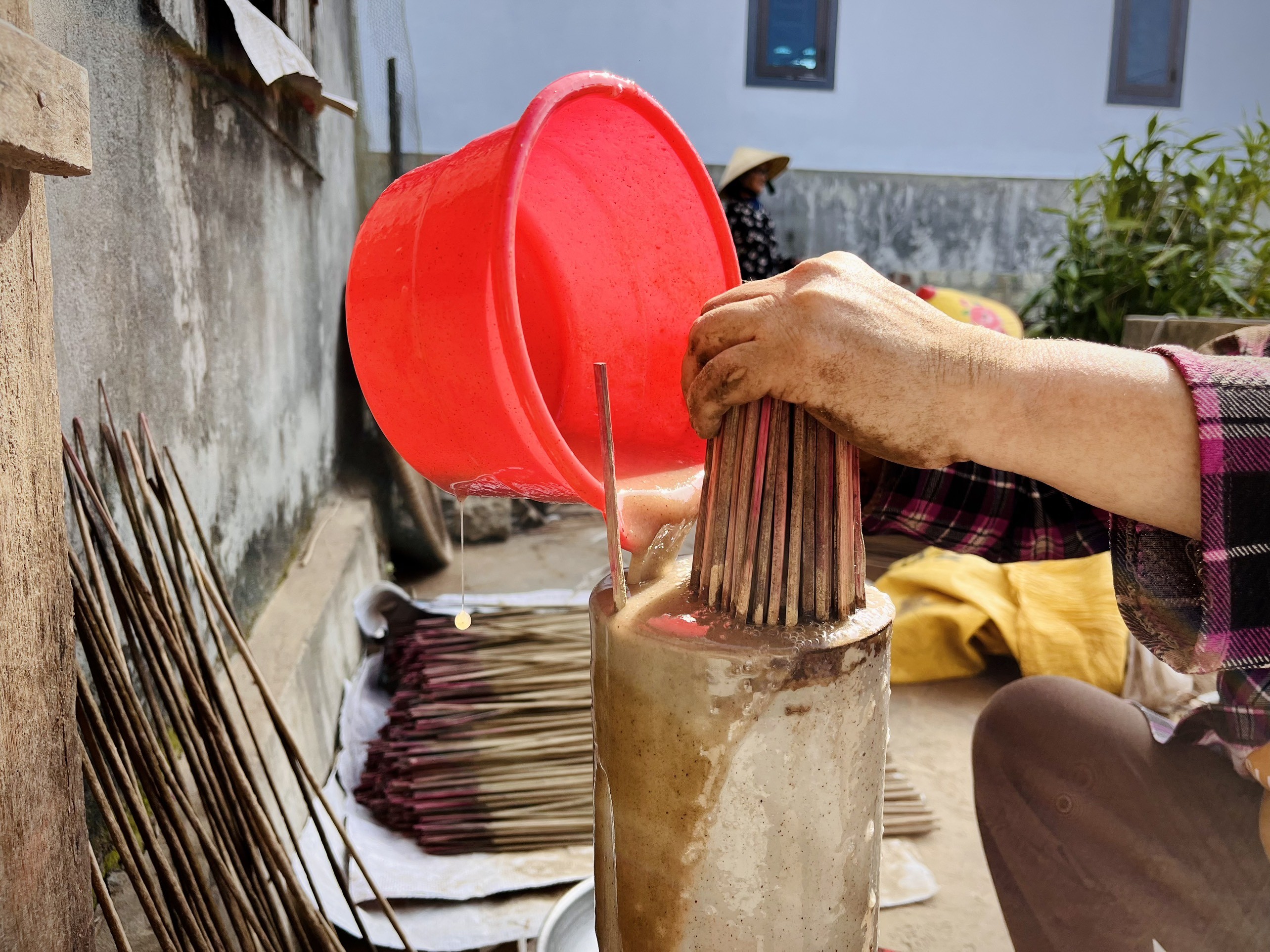 Tiêu dùng & Dư luận - Làng hương trầm hàng trăm năm tuổi hối hả vào vụ Tết (Hình 3).