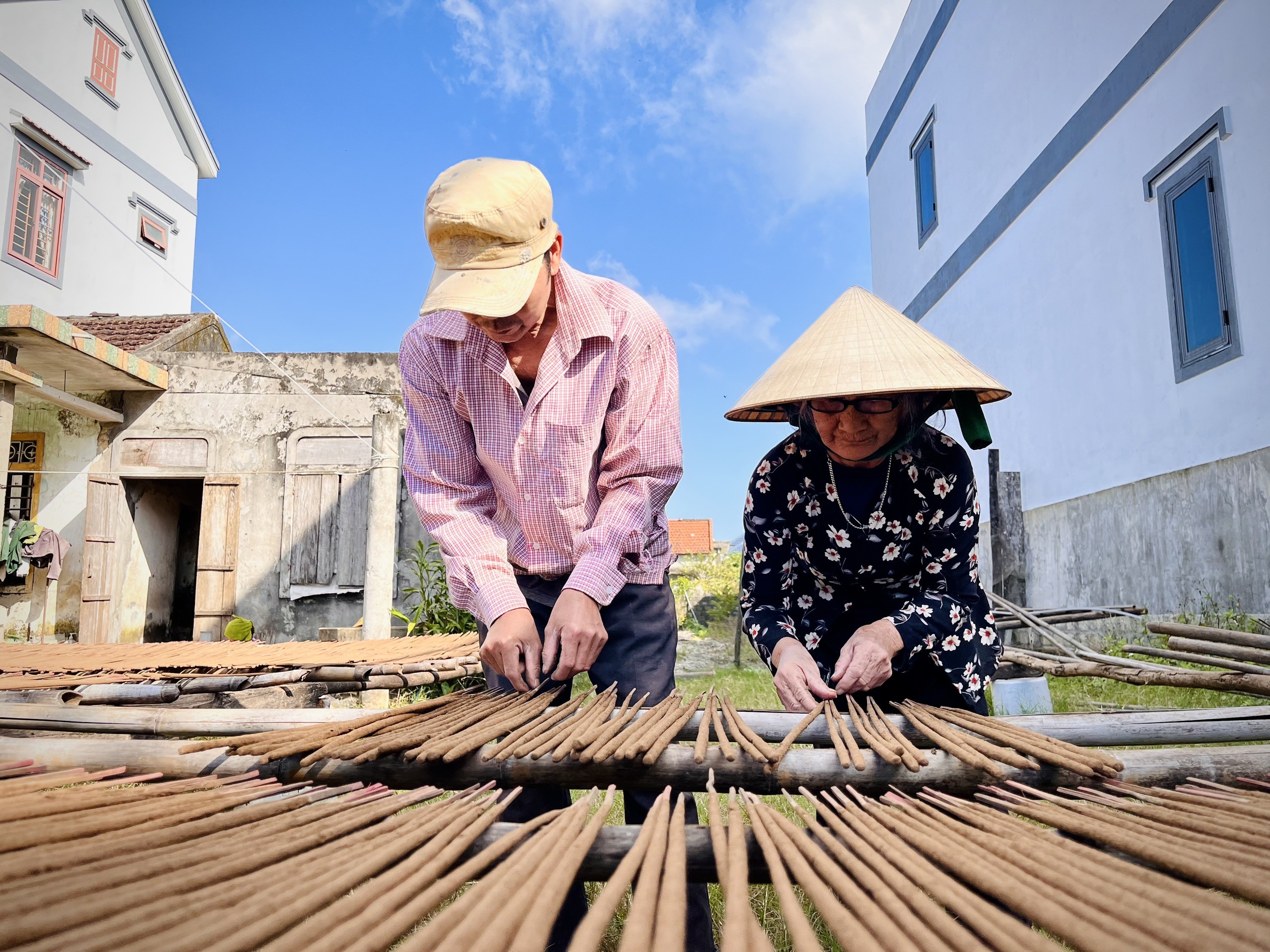 Tiêu dùng & Dư luận - Làng hương trầm hàng trăm năm tuổi hối hả vào vụ Tết (Hình 2).