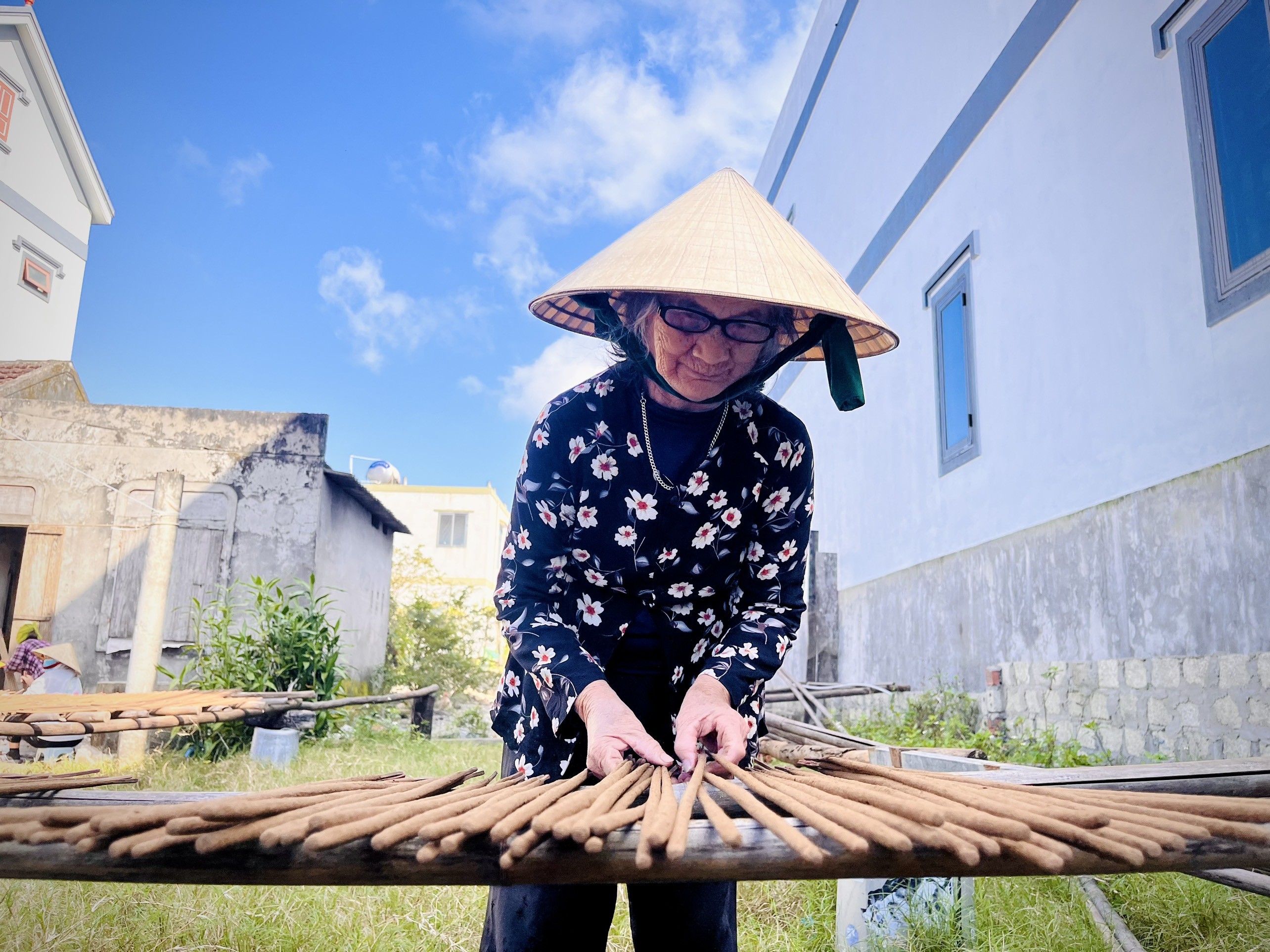 Tiêu dùng & Dư luận - Làng hương trầm hàng trăm năm tuổi hối hả vào vụ Tết (Hình 8).