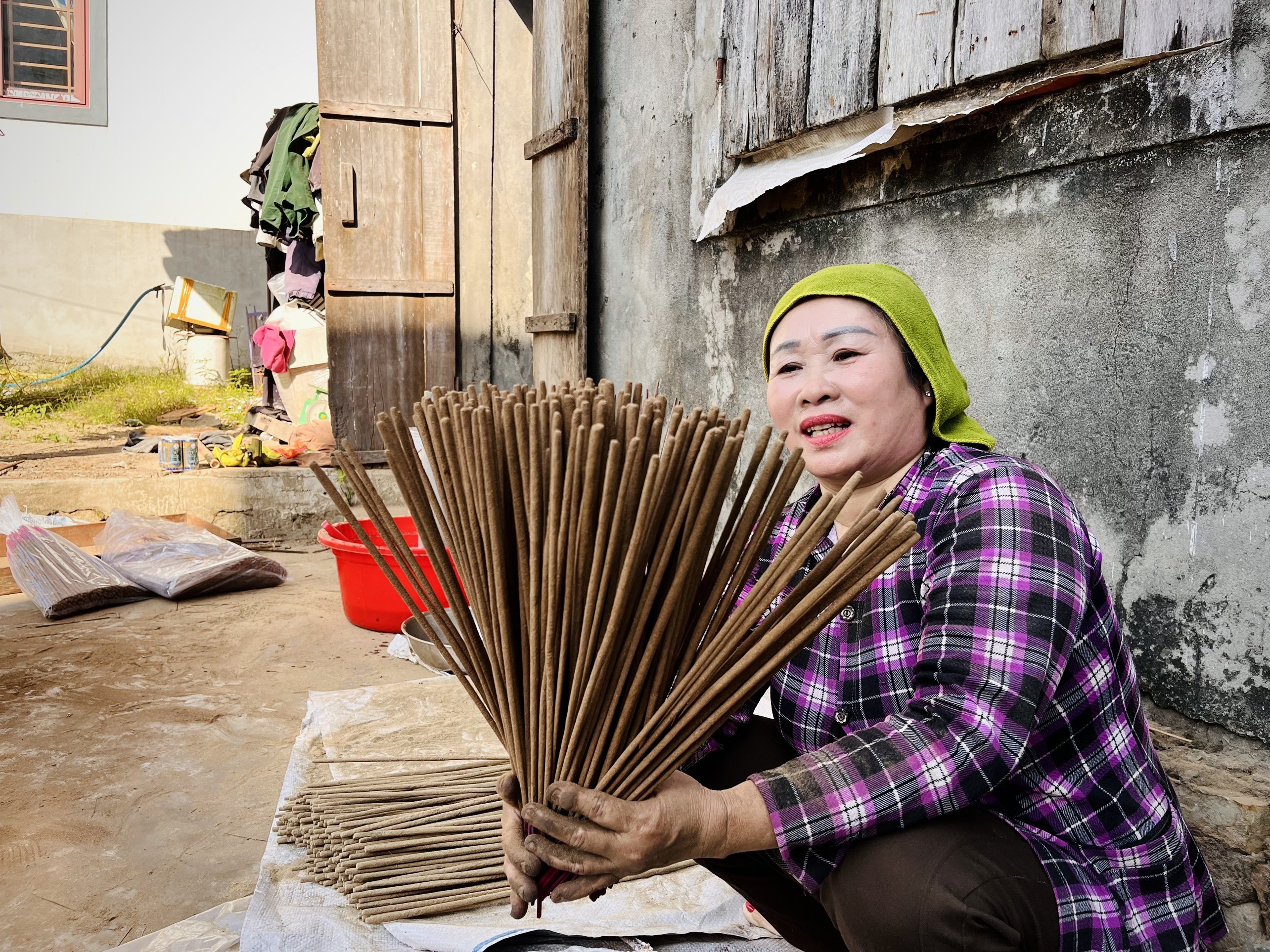 Tiêu dùng & Dư luận - Làng hương trầm hàng trăm năm tuổi hối hả vào vụ Tết (Hình 5).