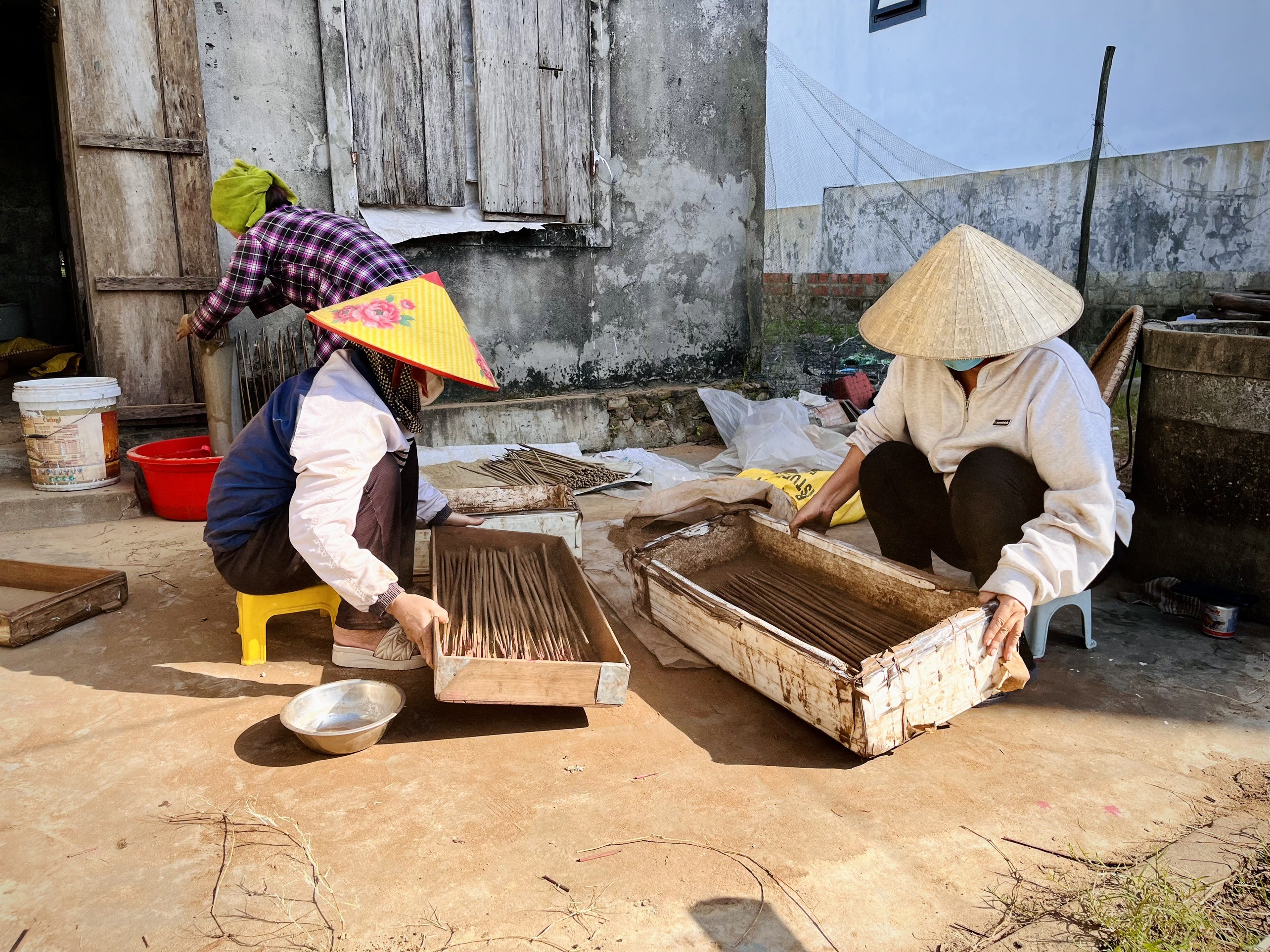 Tiêu dùng & Dư luận - Làng hương trầm hàng trăm năm tuổi hối hả vào vụ Tết (Hình 6).