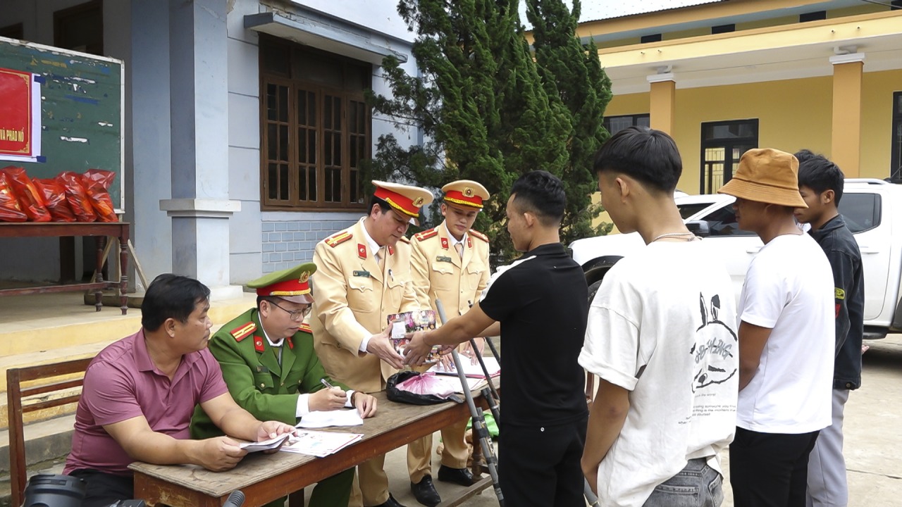 Dân sinh - Việc làm ý nghĩa của CSGT Quảng Bình với người dân vùng biên giới (Hình 3).