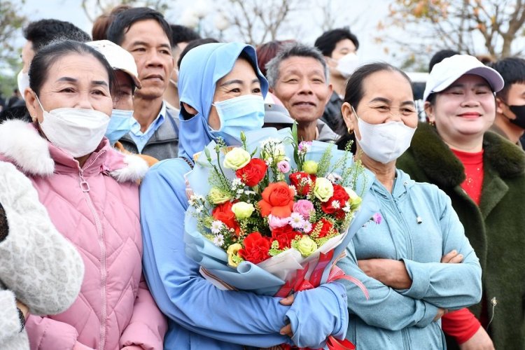 Sự kiện - Quảng Bình: Người thân xúc động tiễn tân binh lên đường nhập ngũ (Hình 7).