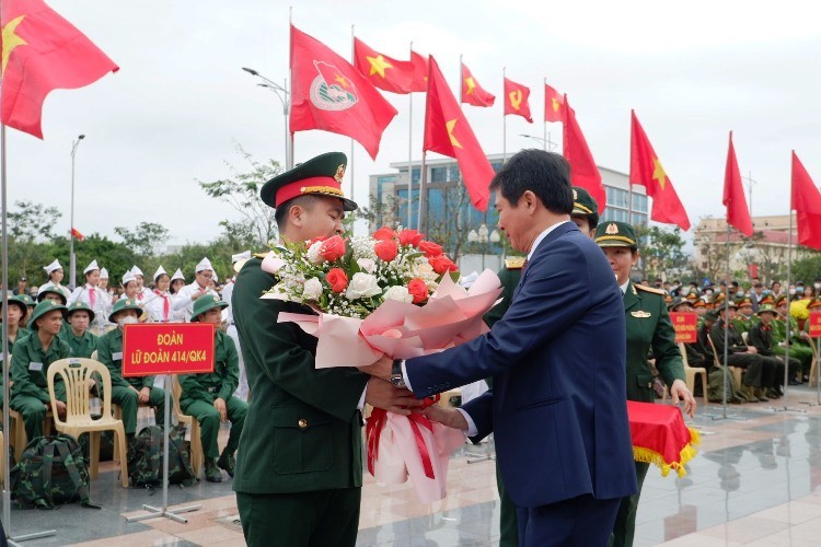 Sự kiện - Quảng Bình: Người thân xúc động tiễn tân binh lên đường nhập ngũ (Hình 2).