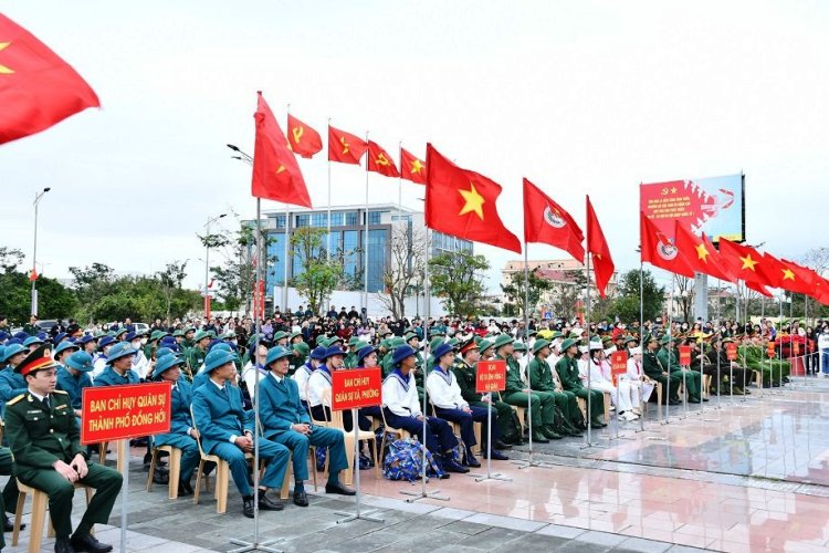 Sự kiện - Quảng Bình: Người thân xúc động tiễn tân binh lên đường nhập ngũ (Hình 3).