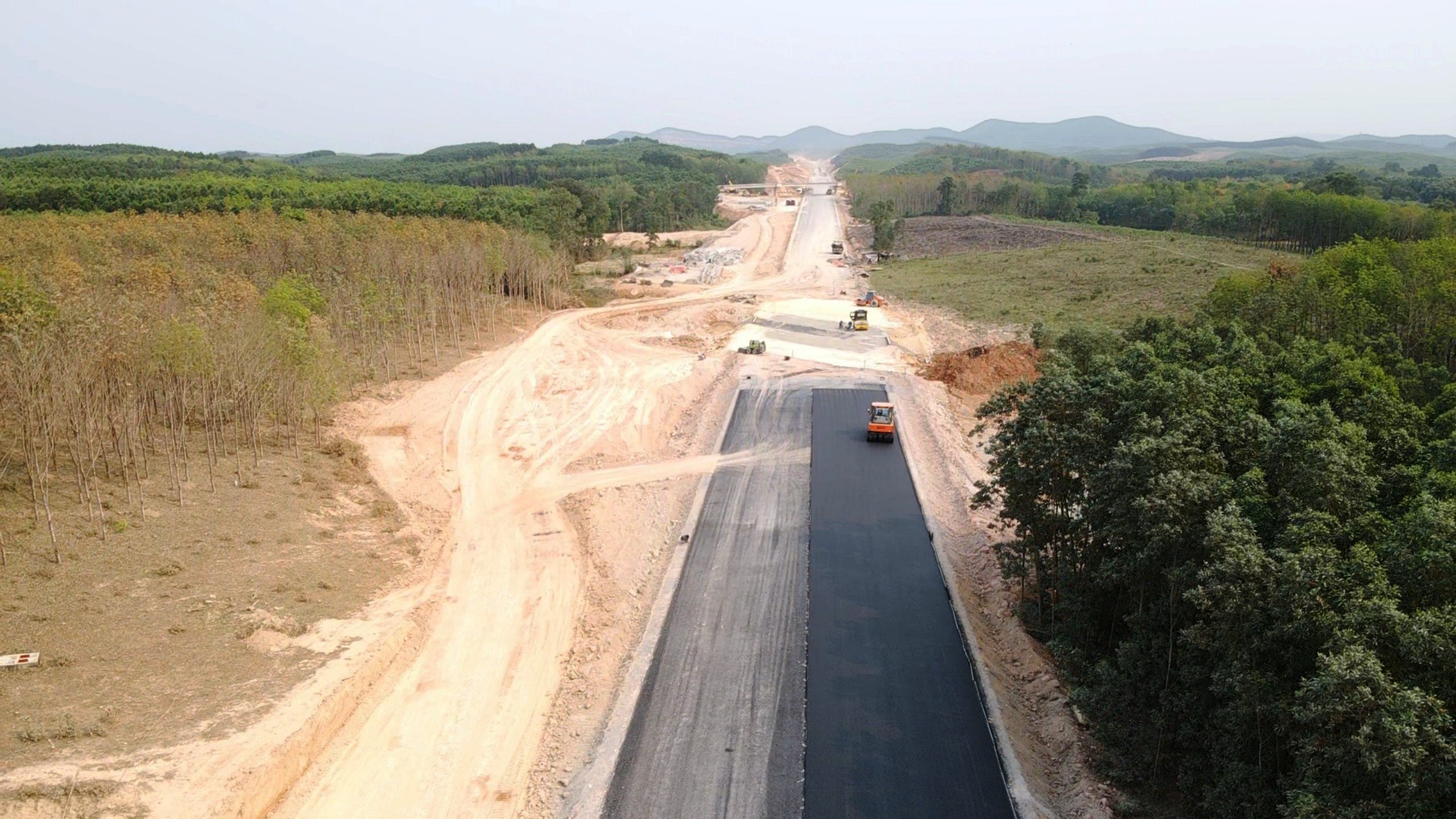 Dân sinh - Cận cảnh 'đại công trình' cao tốc Bắc - Nam đoạn qua Quảng Bình 