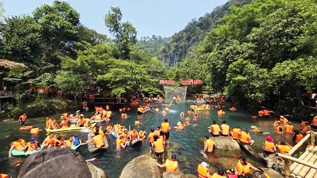 Dân sinh - Quảng Bình đón trên 318.000 lượt khách du lịch, thu 365 tỷ đồng