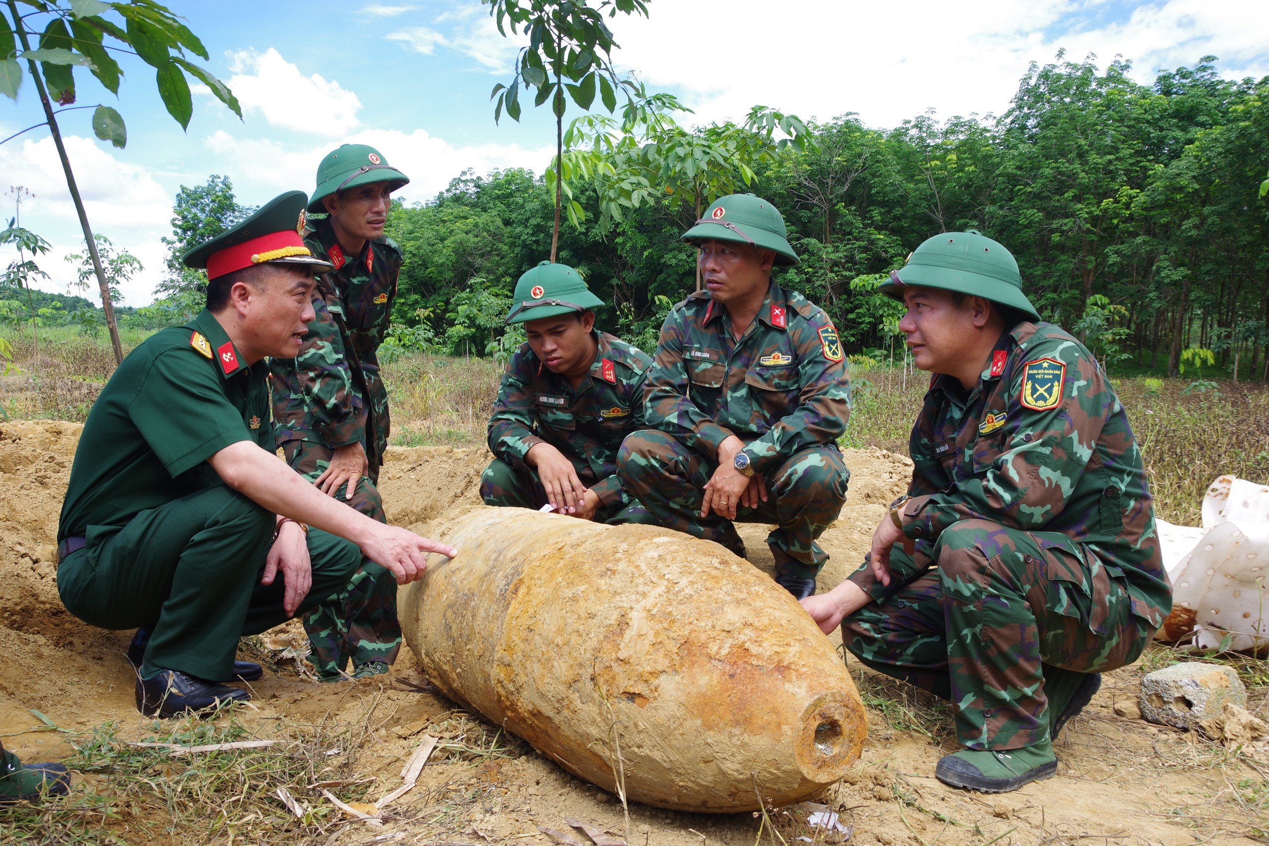 Dân sinh - Hủy nổ an toàn quả bom 334kg còn nguyên kíp nổ tại Quảng Bình