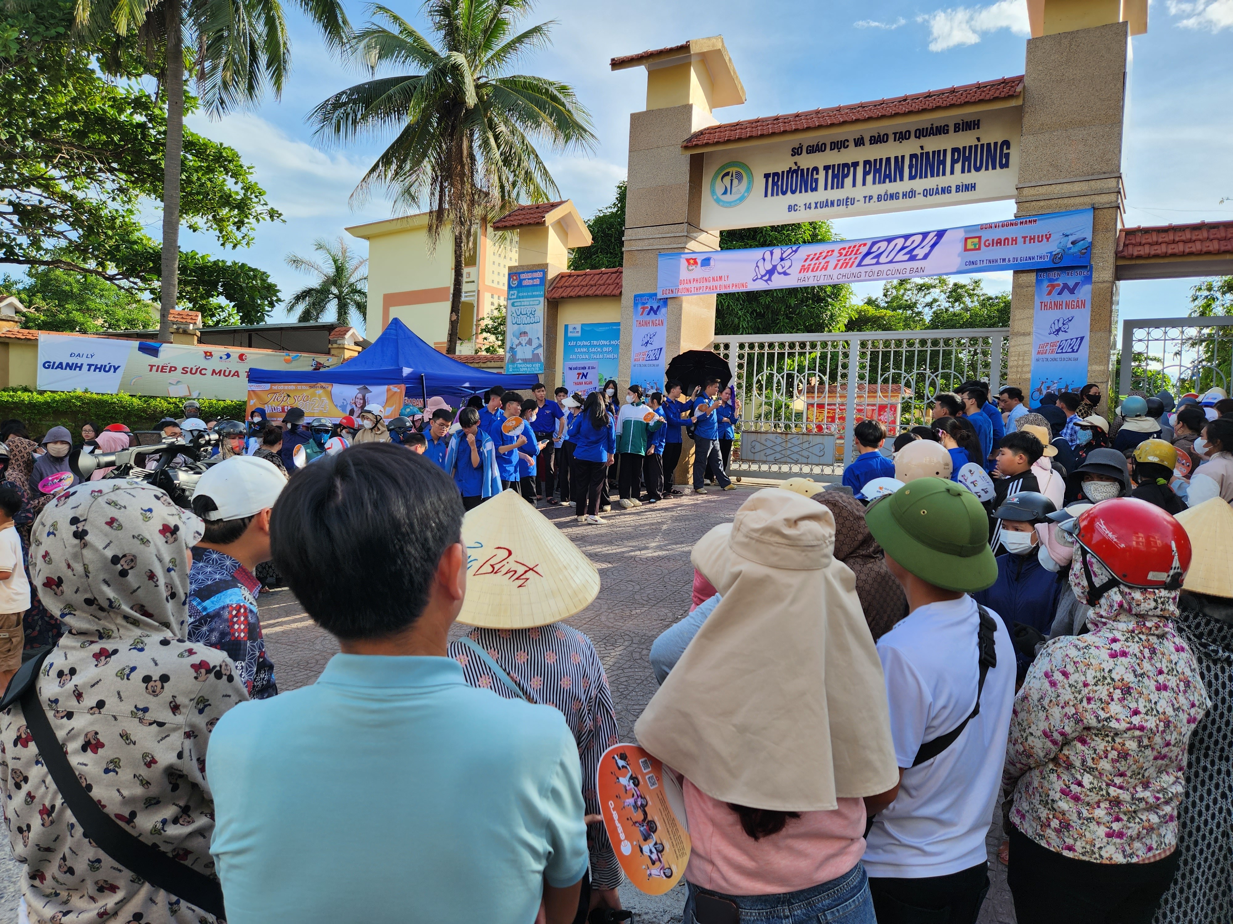 Giáo dục - Quảng Bình: Thí sinh vui vẻ hoàn thành kỳ thi tuyển sinh vào lớp 10 (Hình 2).