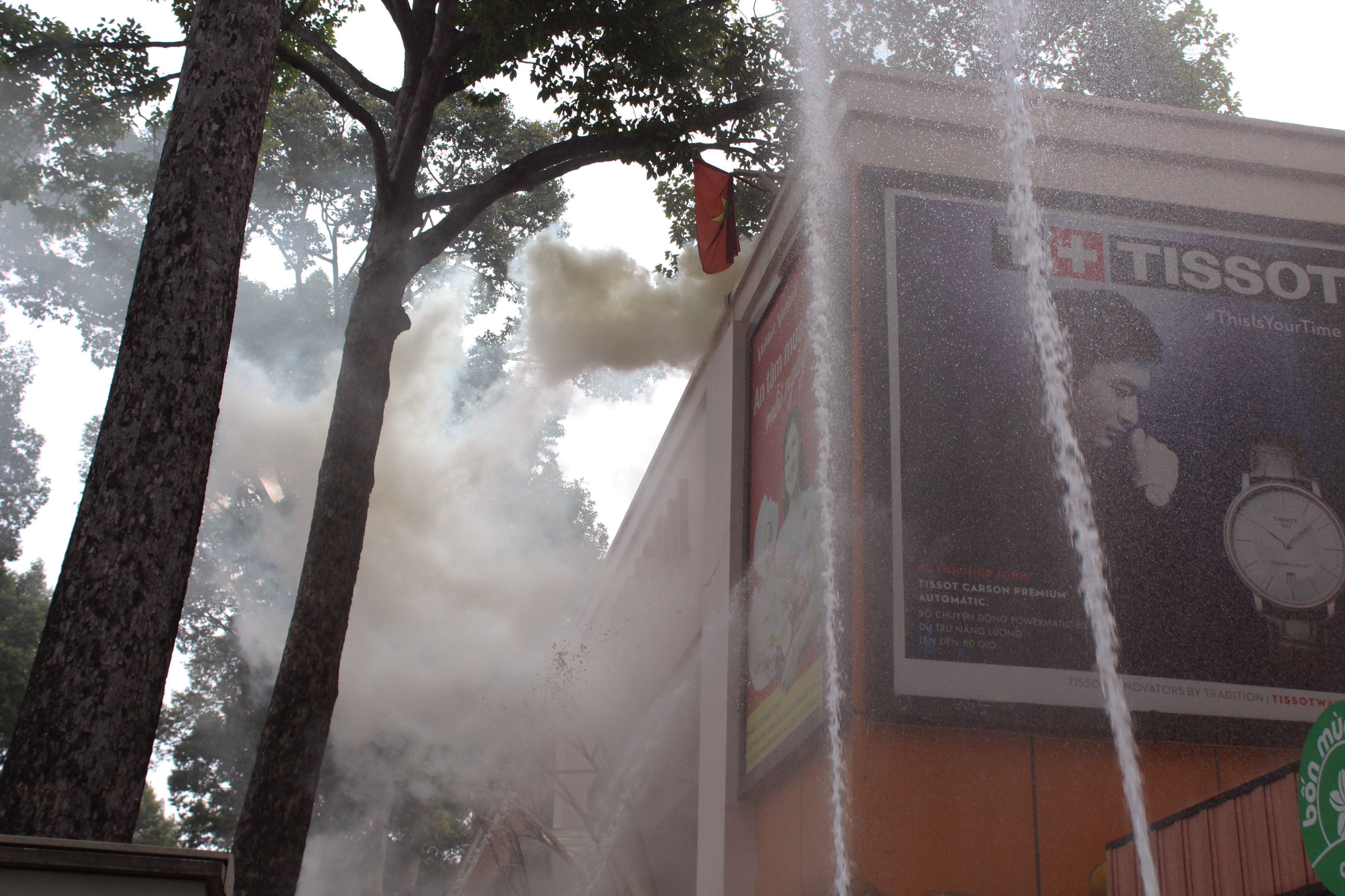 Tin nhanh - Diễn tập phương án chữa cháy, giải cứu hàng trăm người trong trung tâm thương mại  ở TP.HCM