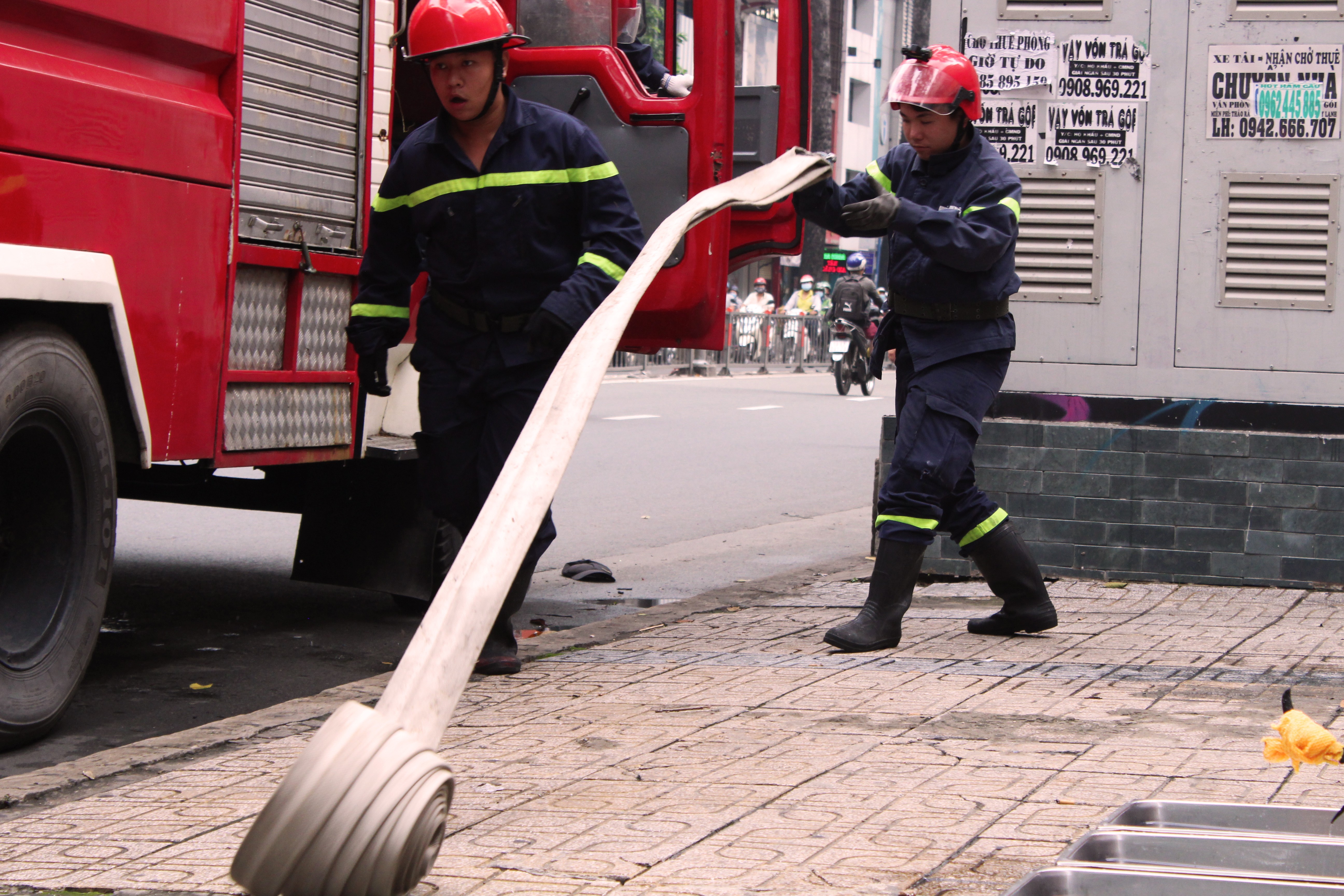 Tin nhanh - Diễn tập phương án chữa cháy, giải cứu hàng trăm người trong trung tâm thương mại  ở TP.HCM (Hình 3).