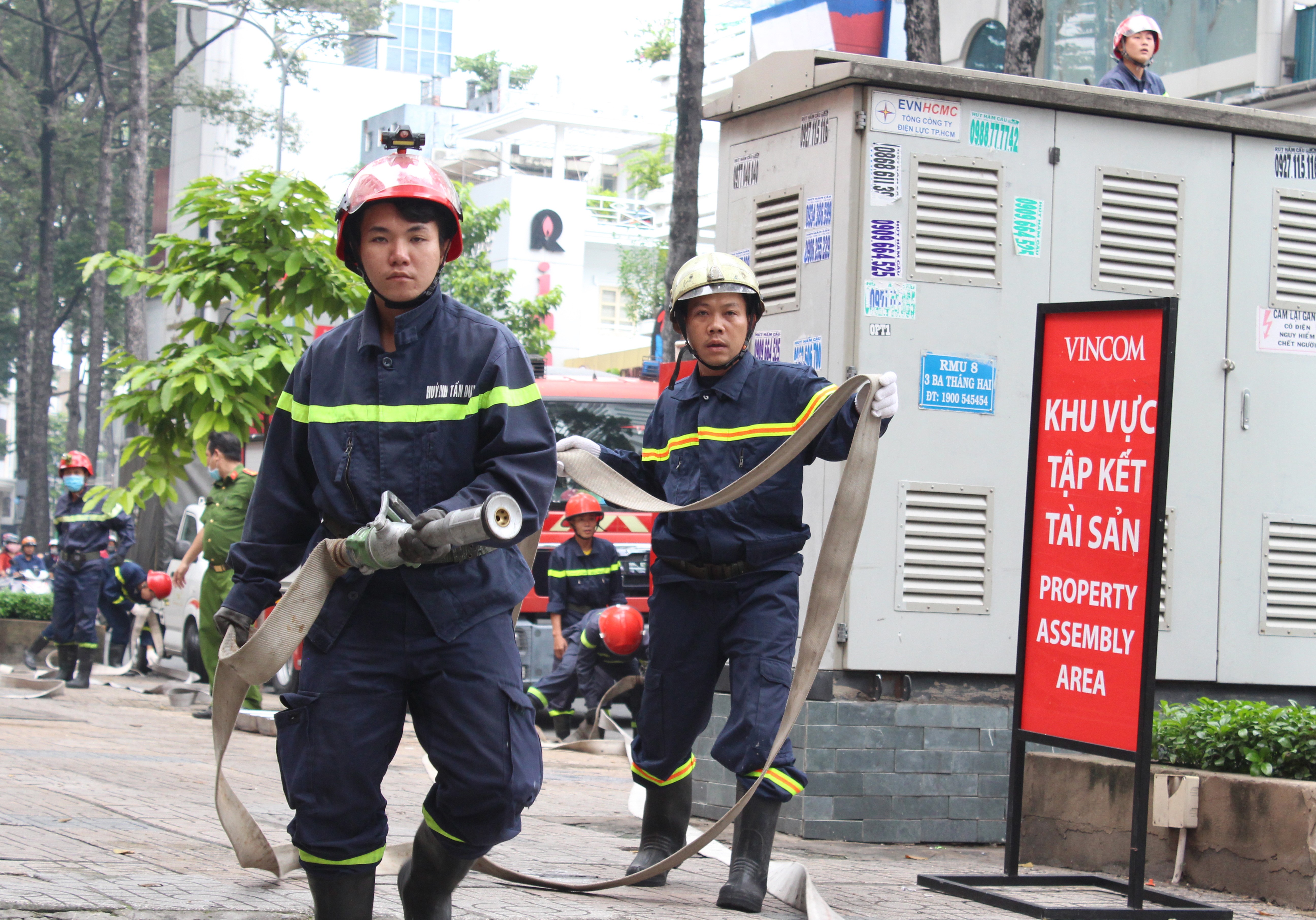 Tin nhanh - Diễn tập phương án chữa cháy, giải cứu hàng trăm người trong trung tâm thương mại  ở TP.HCM (Hình 4).