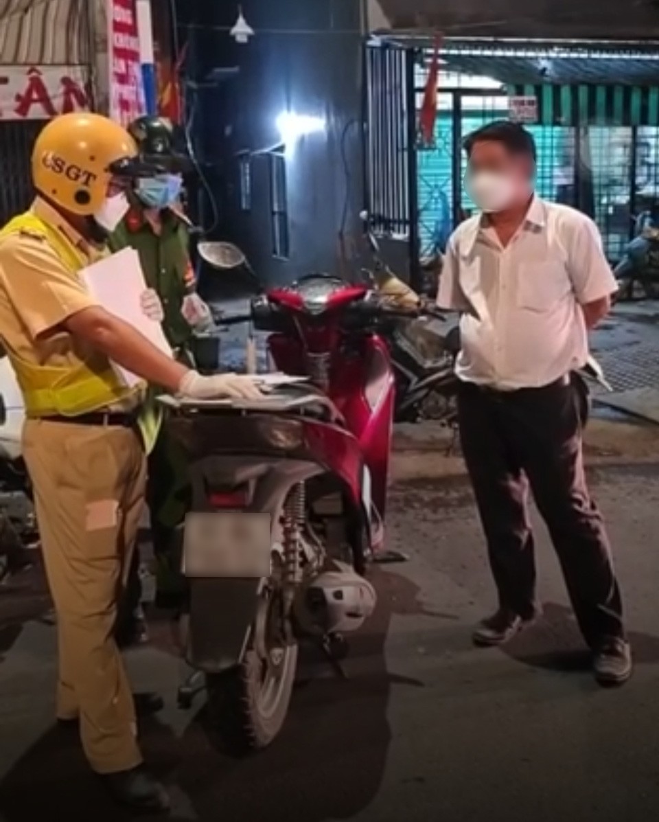 An ninh - Hình sự - Bị phạt 37 triệu đồng vì ra đường sau 18h và vi phạm nồng độ cồn