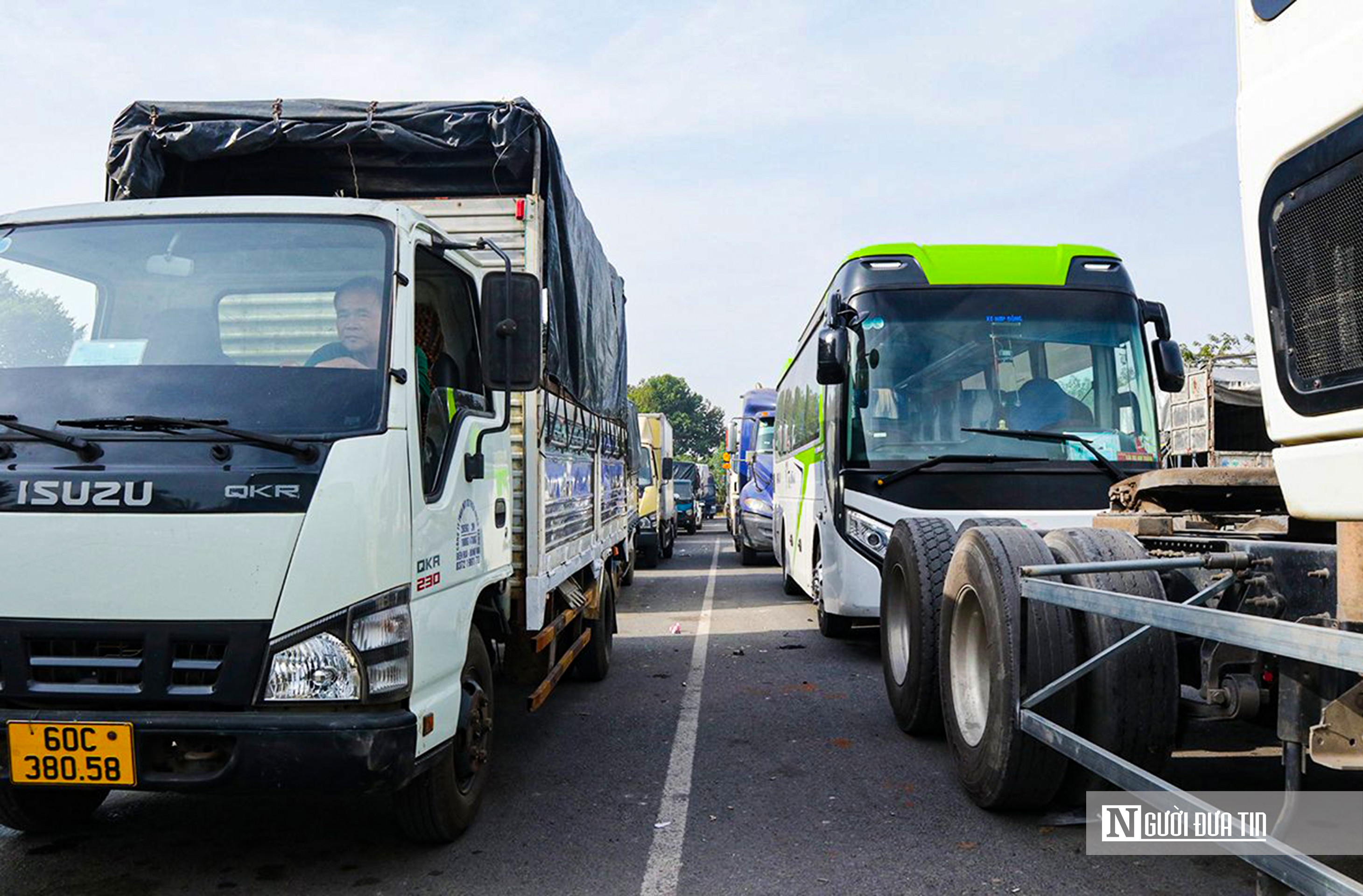 Sự kiện - Trung tâm đăng kiểm nhiều nơi quá tải, tài xế than '30 năm mới gặp cảnh này'