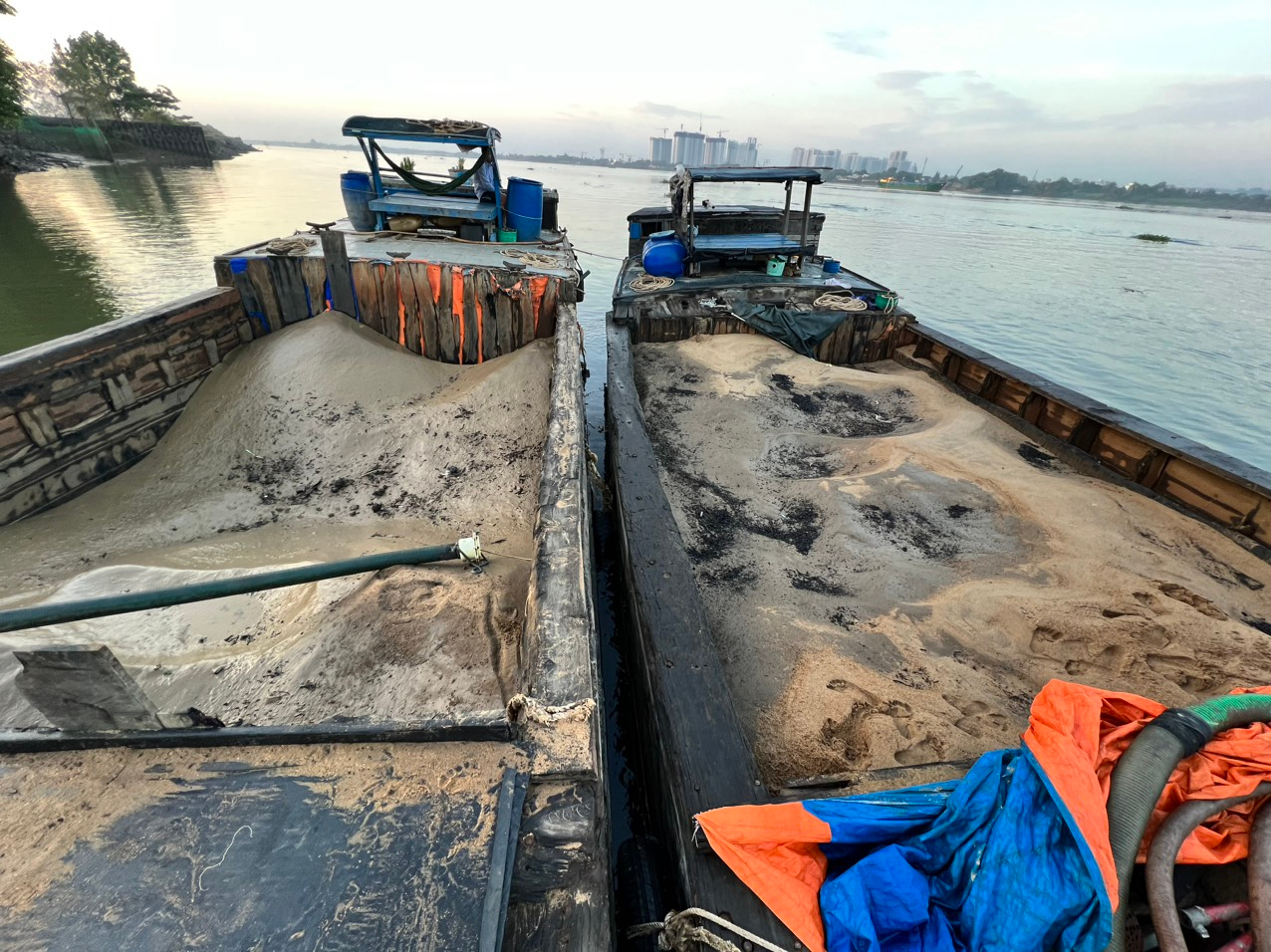 An ninh - Hình sự - Bắt giữ nhiều phương tiện bơm hút cát trái phép trên sông Đồng Nai (Hình 2).