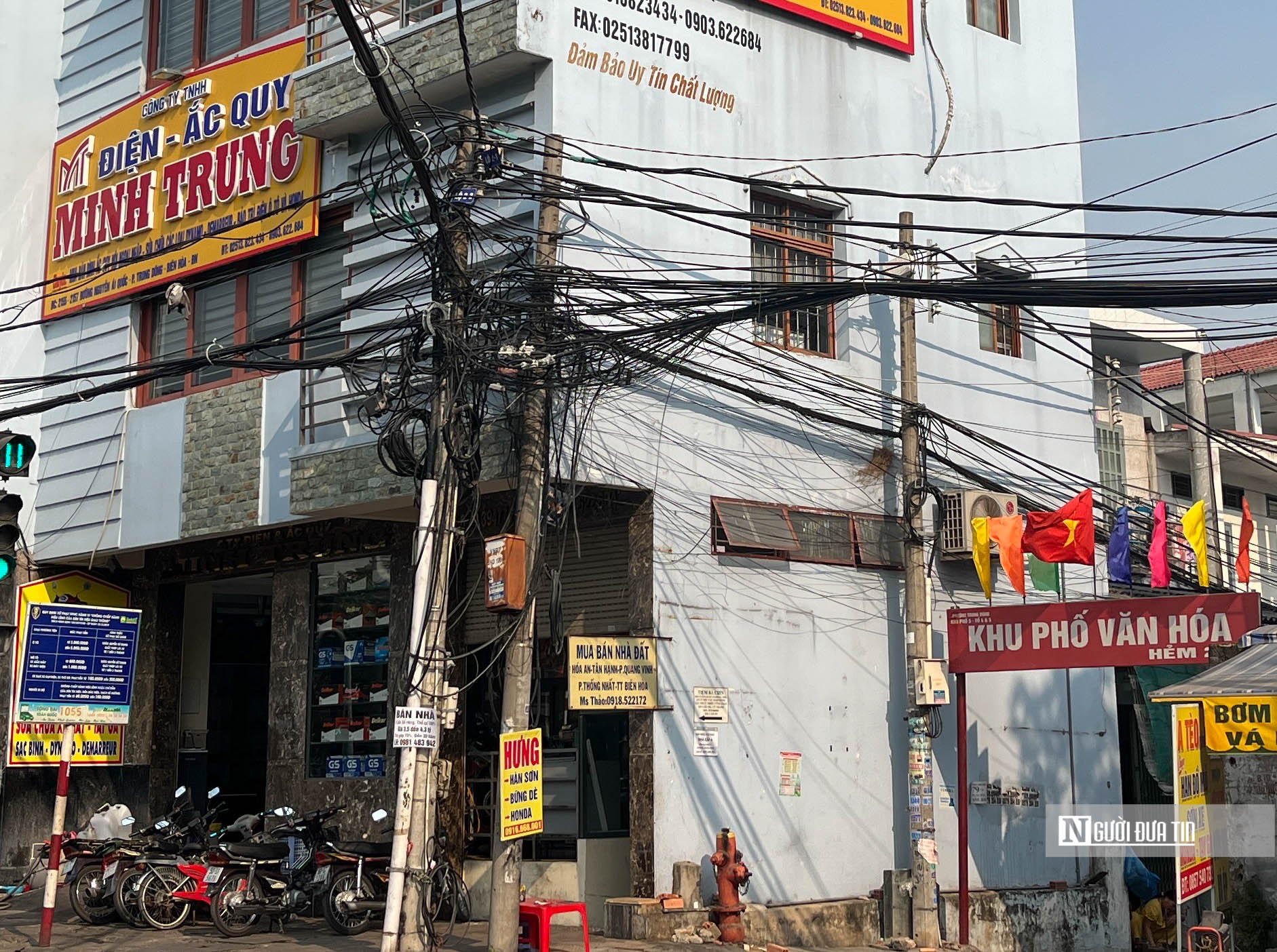 Dân sinh - Dây điện, cáp viễn thông chằng chịt như mạng nhện khắp phố phường Biên Hòa 