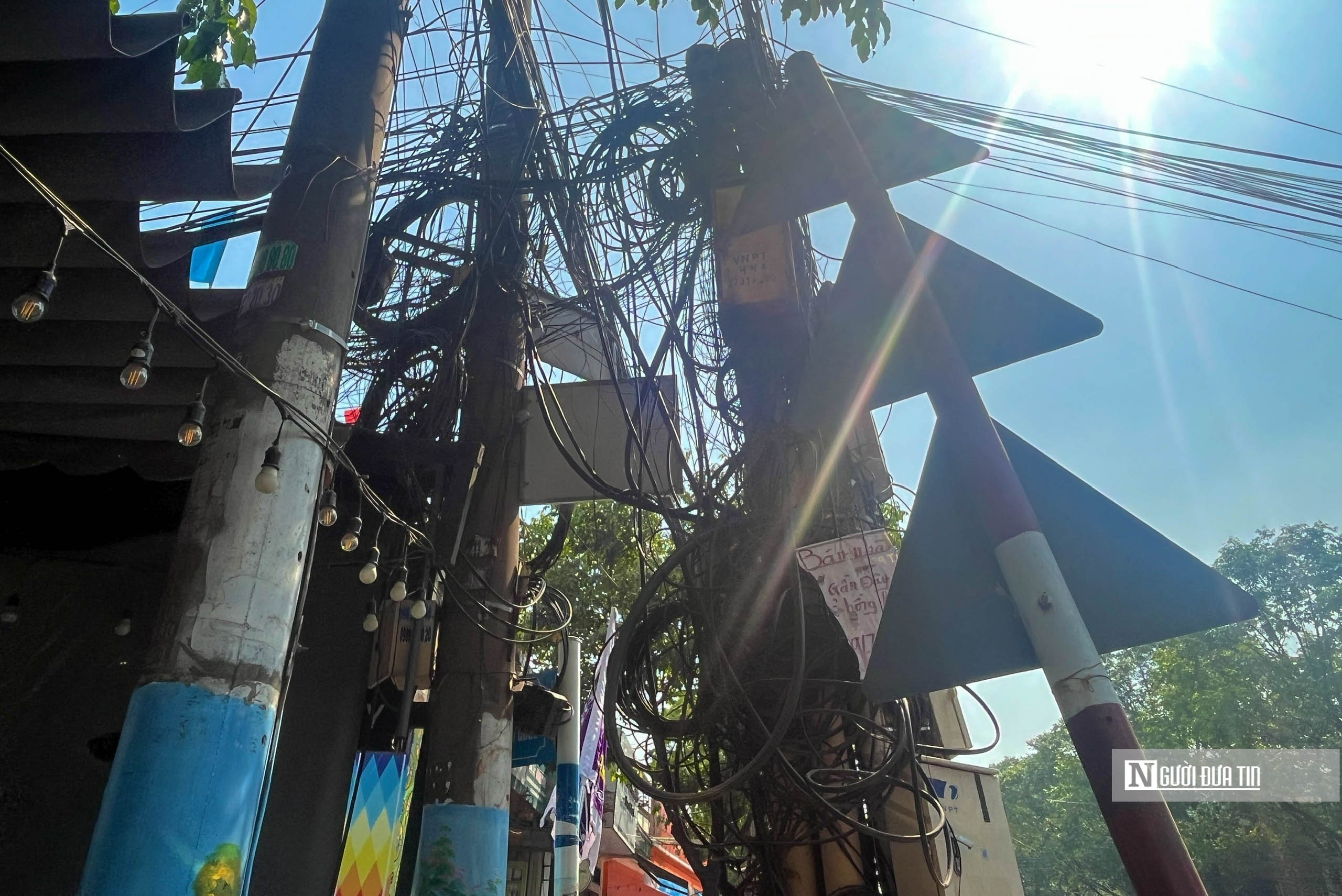 Dân sinh - Dây điện, cáp viễn thông chằng chịt như mạng nhện khắp phố phường Biên Hòa  (Hình 7).