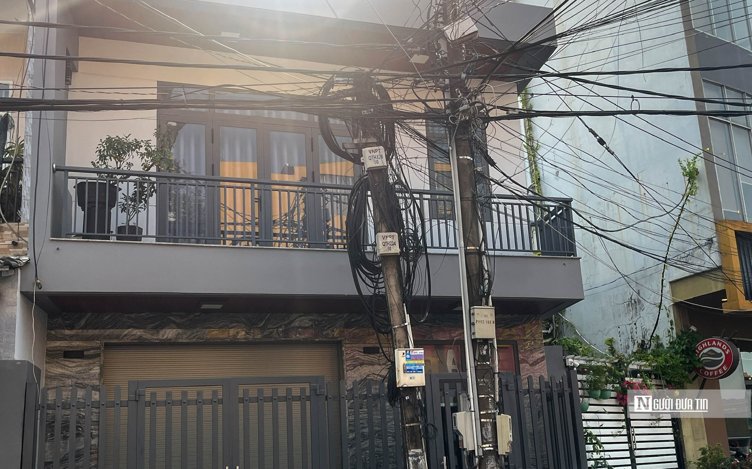 Dân sinh - Dây điện, cáp viễn thông chằng chịt như mạng nhện khắp phố phường Biên Hòa  (Hình 4).
