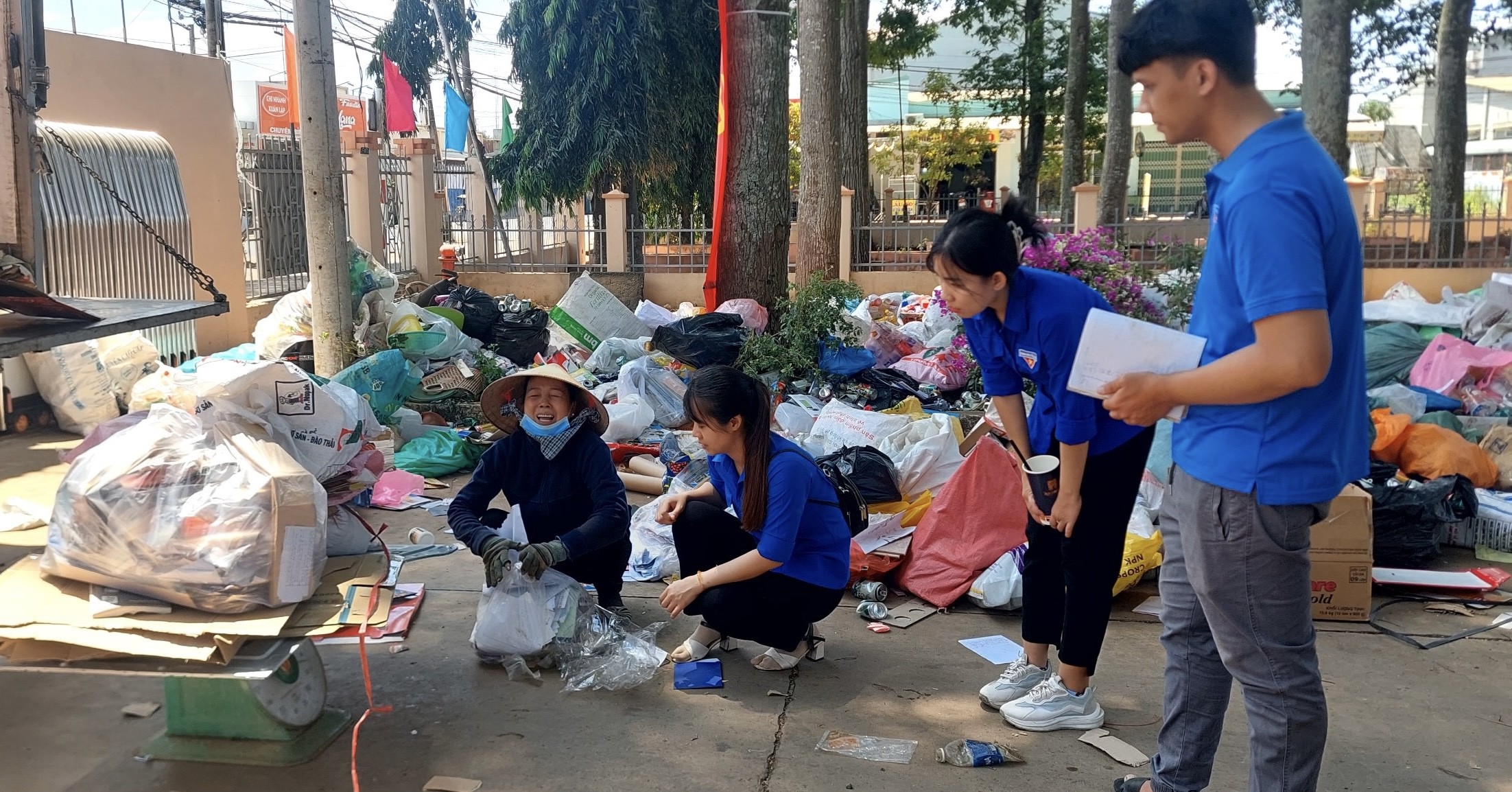 Dân sinh - Đồng Nai: Người dân mang 2 tấn rác tái chế đến phường đổi lấy quà  (Hình 3).