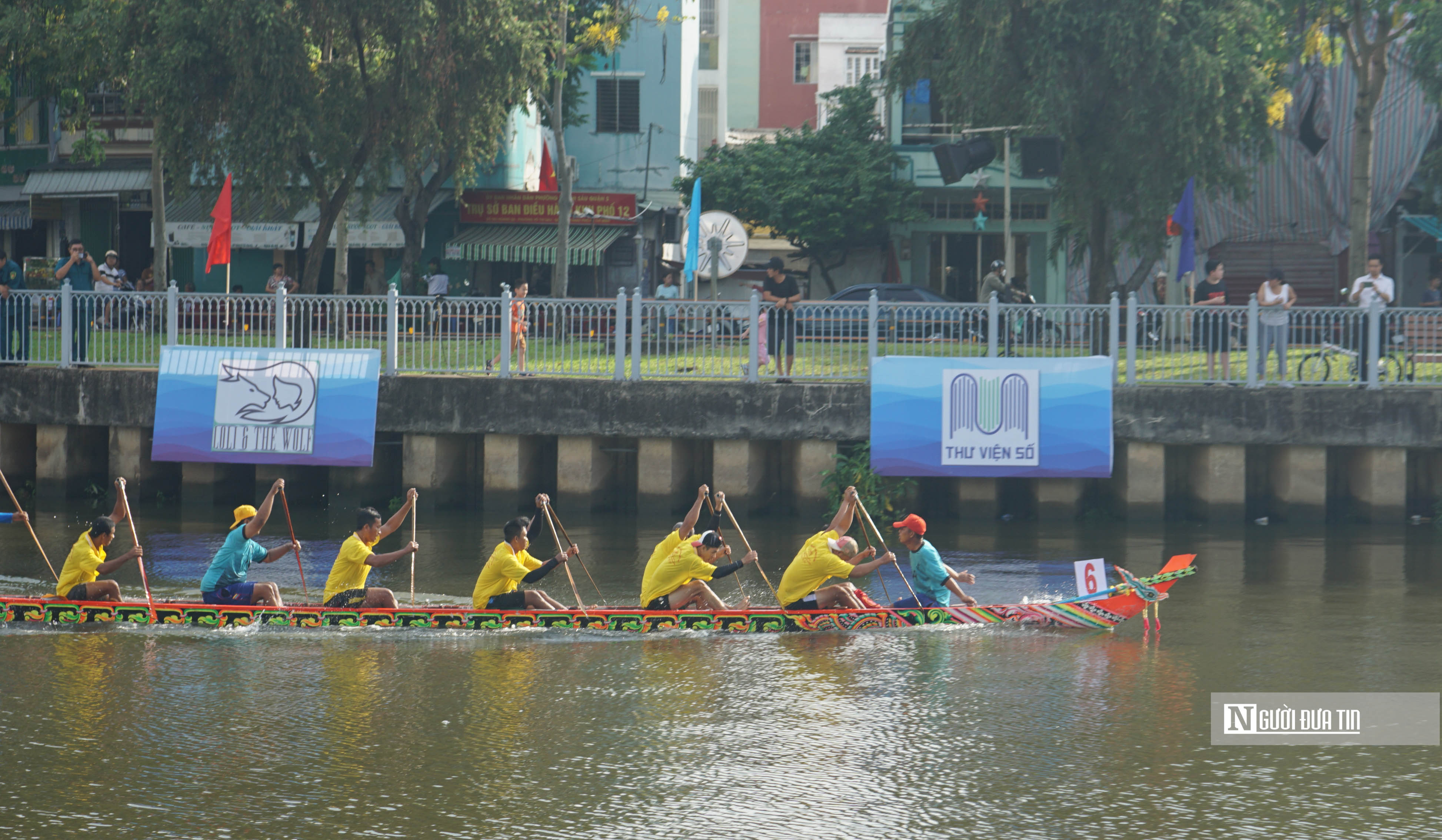 Dân sinh - Người dân Tp.HCM lần đầu xem đua ghe ngo trên kênh Nhiêu Lộc (Hình 2).