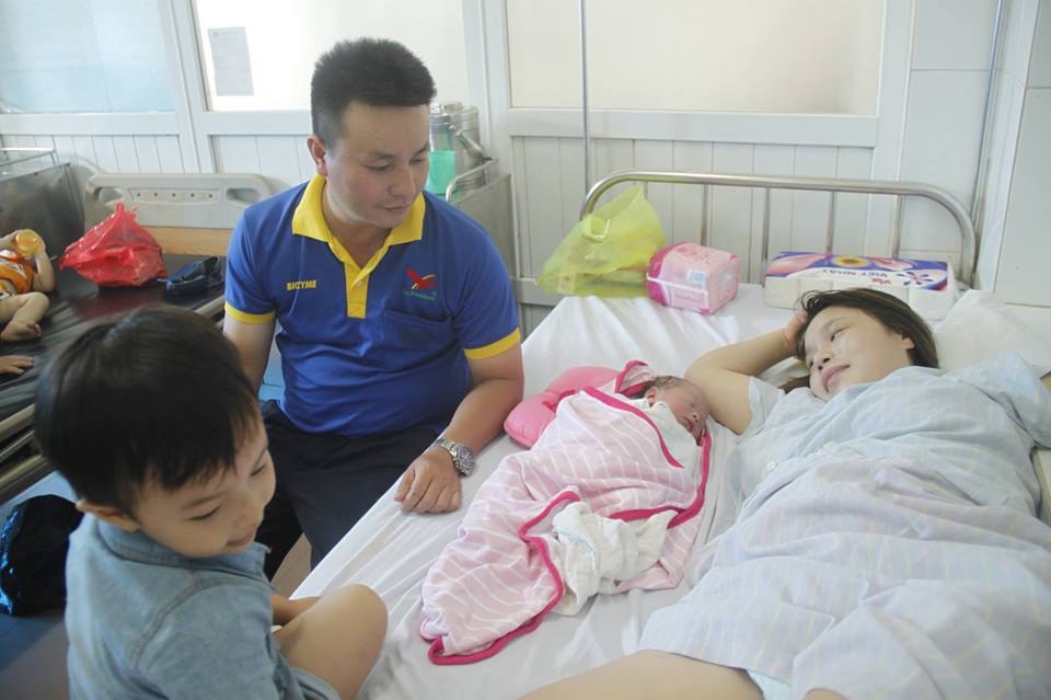 Xã hội - Tài xế taxi kể lại giây phút chứng kiến người chồng làm “bà đỡ” cho vợ (Hình 3).