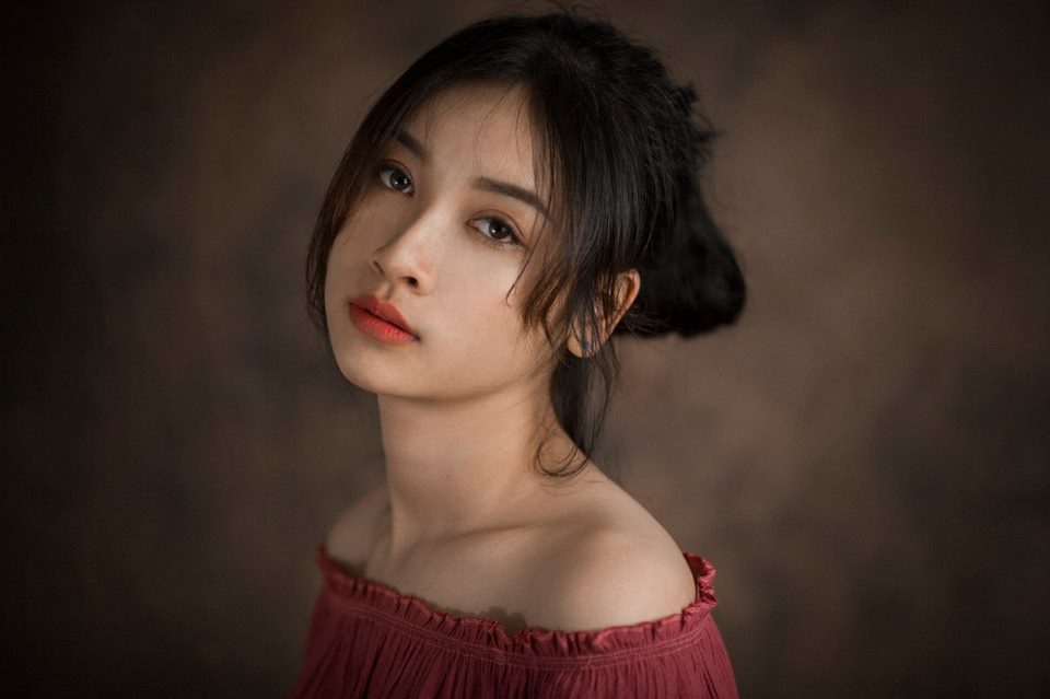 Đời sống - Sự thật sau hình ảnh thiếu nữ xinh như hot girl chui vào chuồng cho gà ăn (Hình 2).